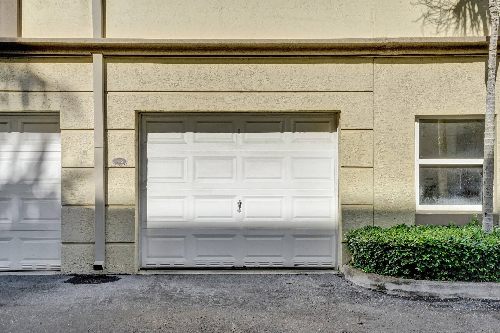 2633 NE 14th Avenue, #103, Wilton Manors, FL 33334 Exterior Garage