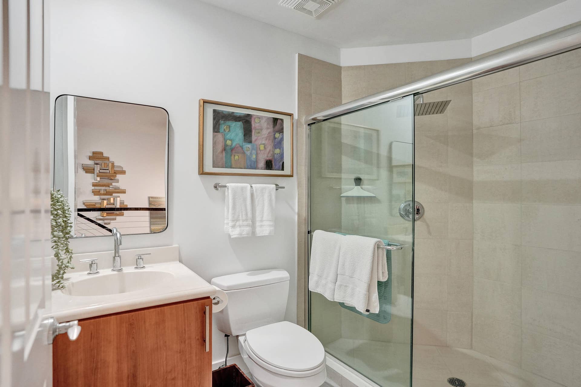 2633 NE 14th Avenue, #103, Wilton Manors, FL 33334 Guest Full Bath