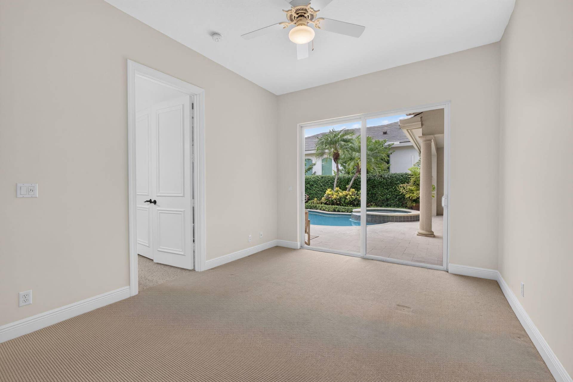 540 Les Jardin Drive, Palm Beach Gardens, FL 33410 Large Bedroom with Walk In Closet and sliders to courtyard pool