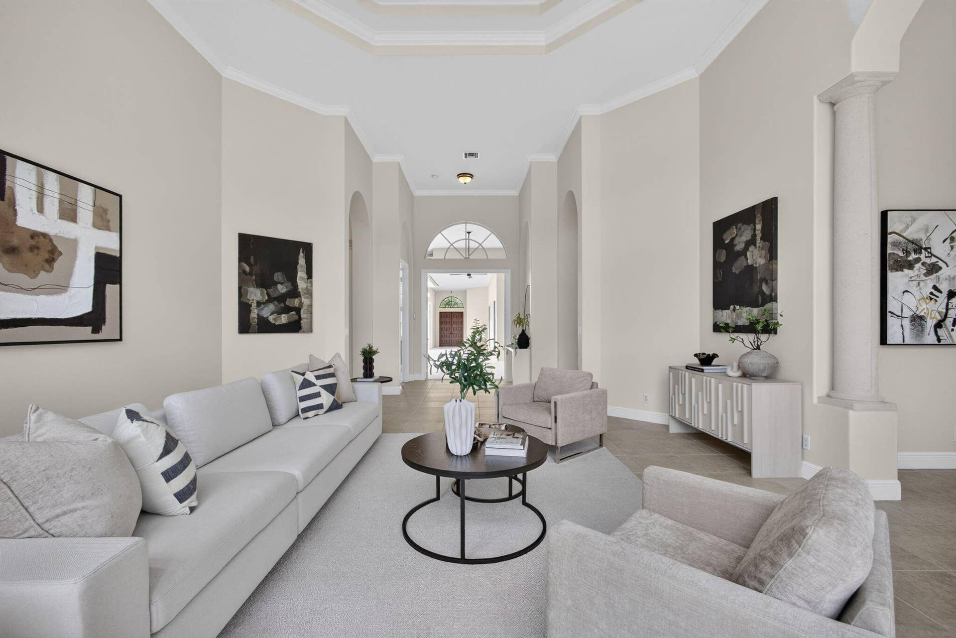 540 Les Jardin Drive, Palm Beach Gardens, FL 33410 Large lving room upon entry