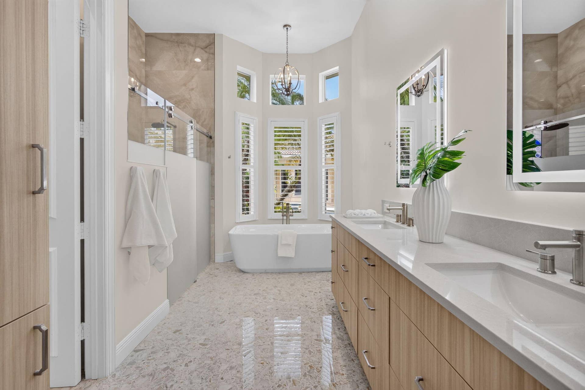 540 Les Jardin Drive, Palm Beach Gardens, FL 33410 Beautifully renovated spa -like primary bathroom