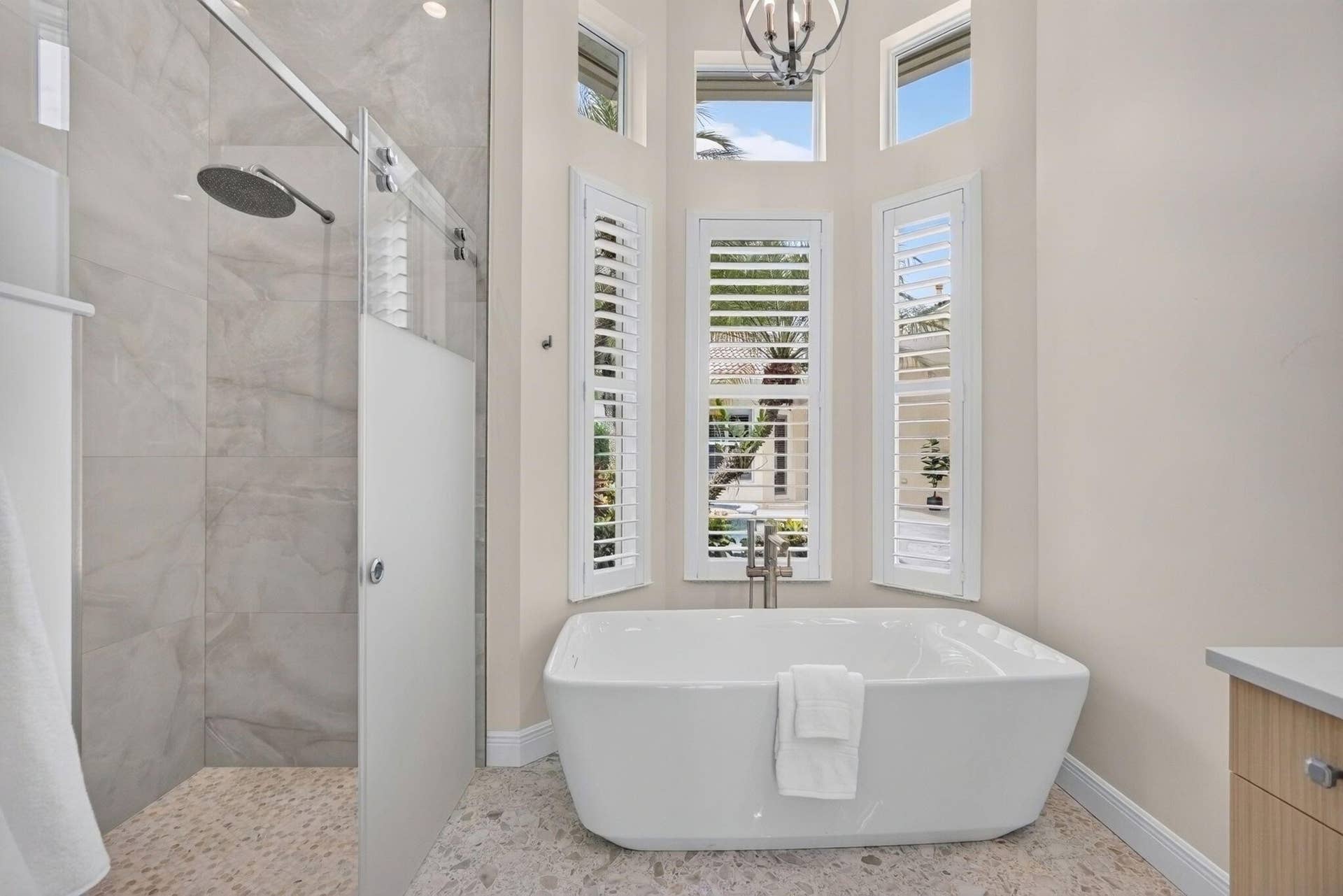 540 Les Jardin Drive, Palm Beach Gardens, FL 33410 Elegant Spa Like Tranquility