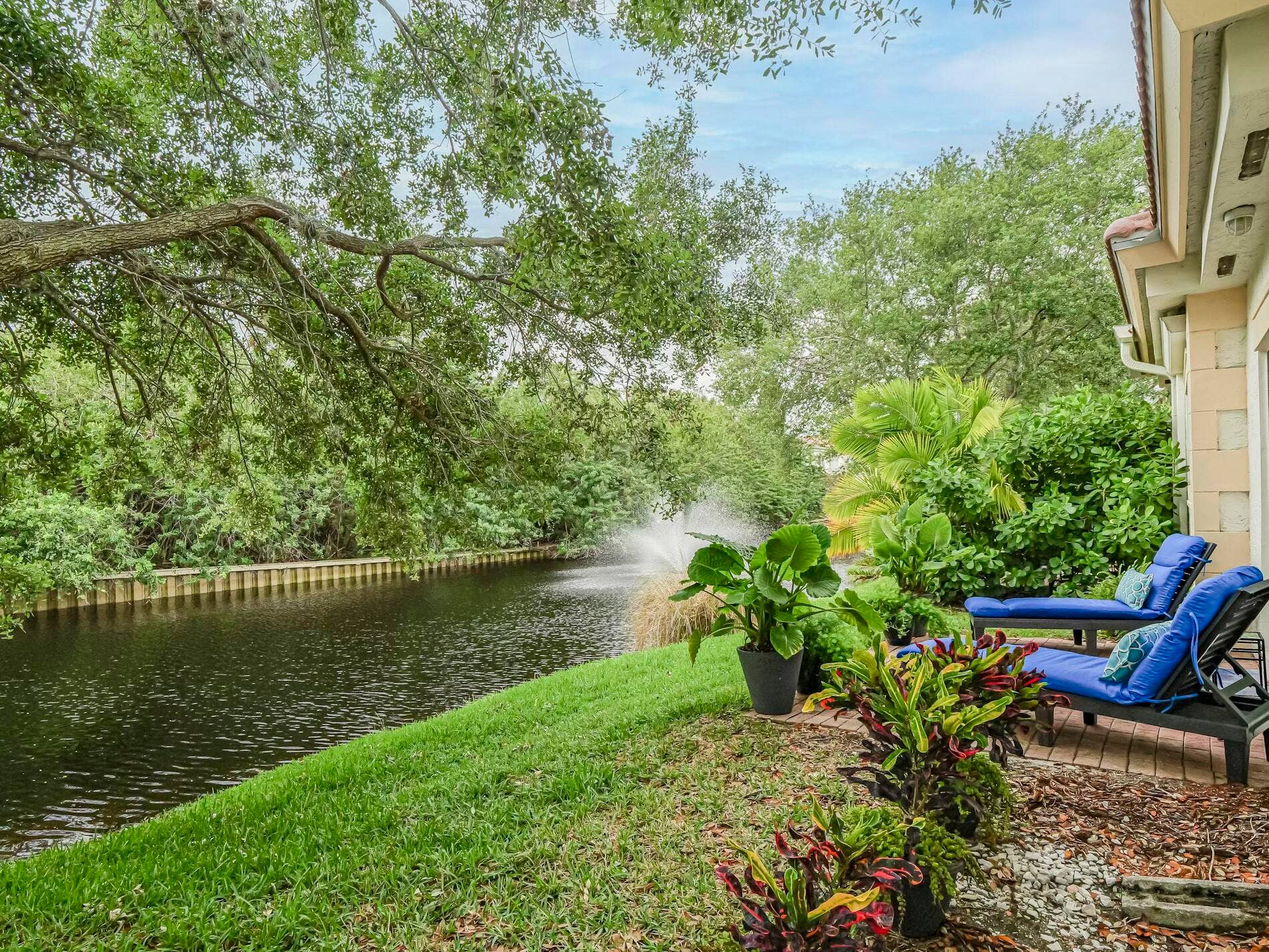 536 7TH Square, #103, Vero Beach, FL 32962 Aerating fountain