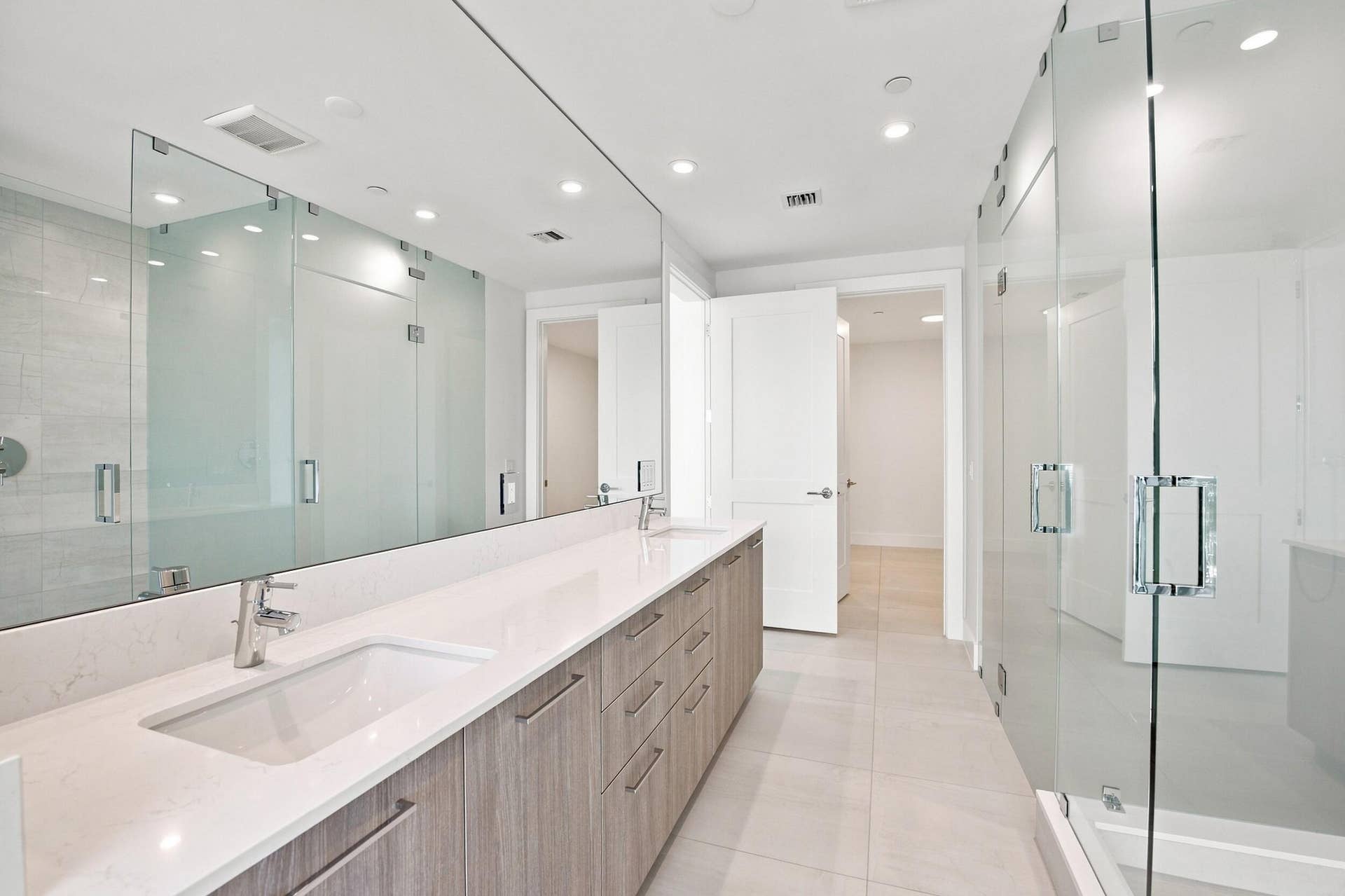 153 N Seabreeze Boulevard, #2404, Fort Lauderdale, FL 33304 64__jjl1875
