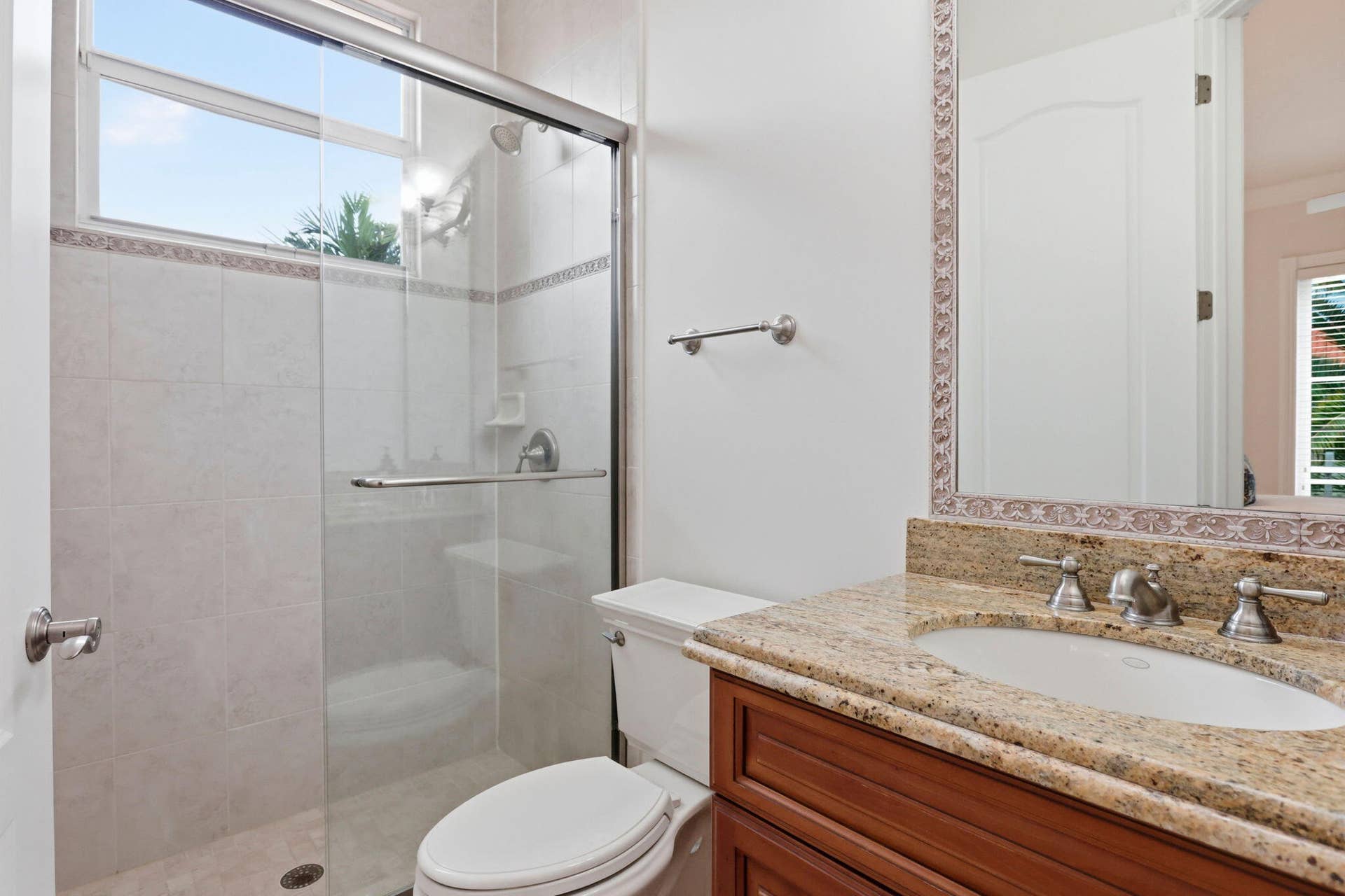 106 Nativa Circle, North Palm Beach, FL 33410 Guestroom Bath