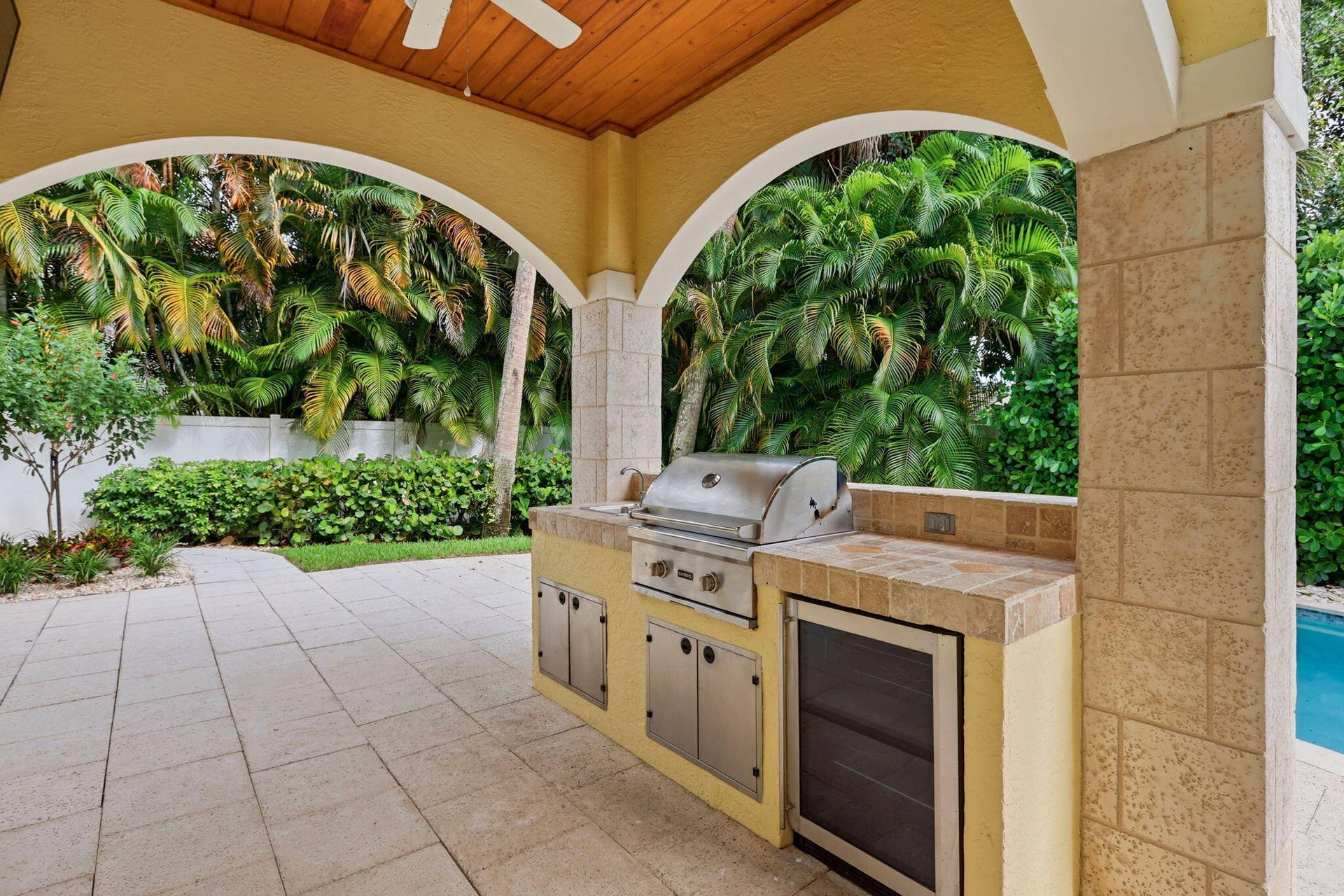 106 Nativa Circle, North Palm Beach, FL 33410 Outside Summer Kitchen