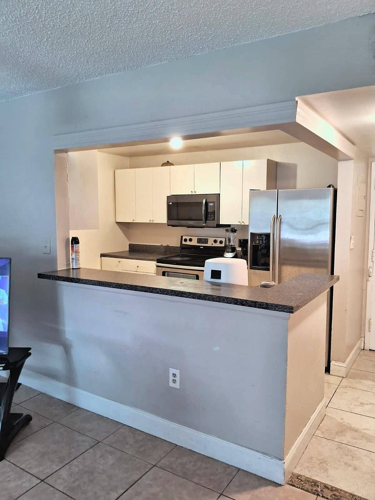 4334 NW 9TH Avenue, #7-2D, Deerfield Beach, FL 33064 05_Kitchen-Bar