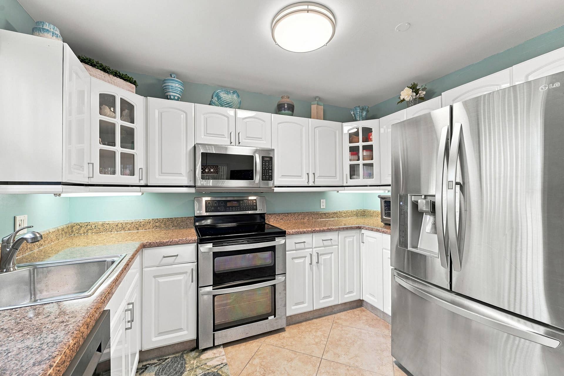 2870 NE 14TH ST Causeway, #208C, Pompano Beach, FL 33062 Renovated Kitchen