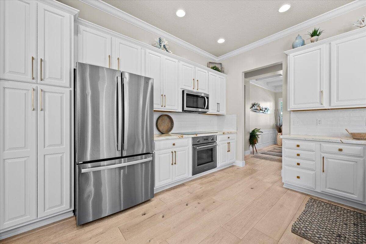 1162 Tropical Drive, Jupiter, FL 33458 risp White Chef's Kitchen