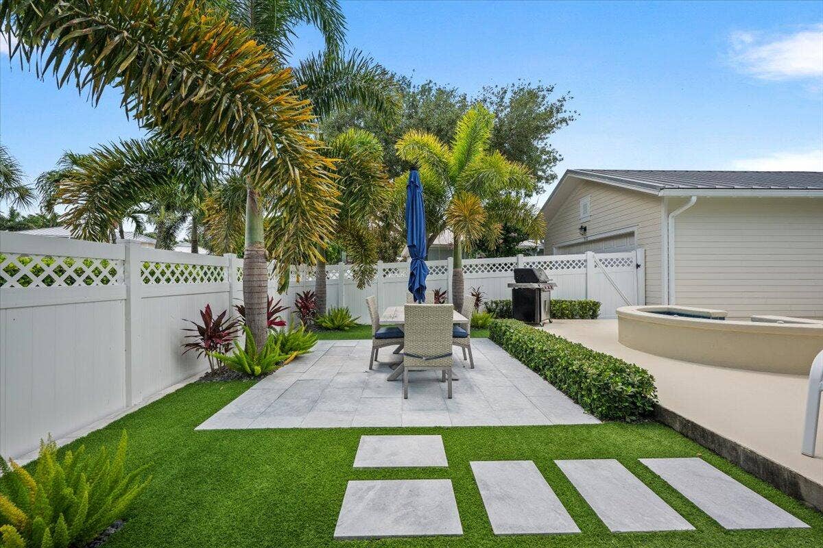 1162 Tropical Drive, Jupiter, FL 33458 Low-Maintenance Turf Patio