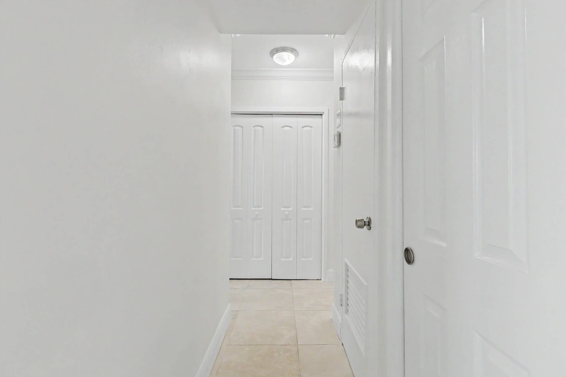 2555 NE 11TH Street, #906, Fort Lauderdale, FL 33304 Hallway