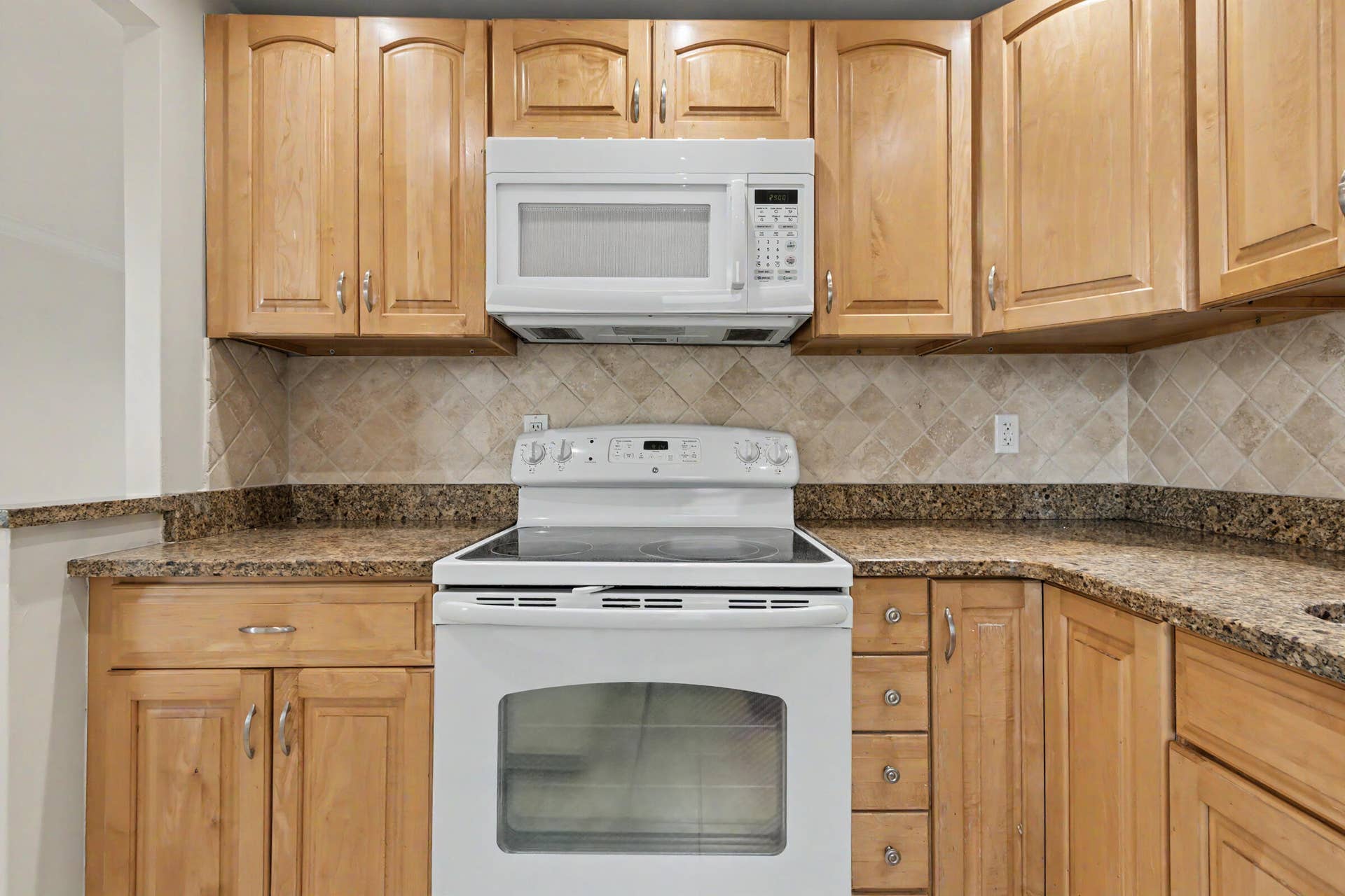 2555 NE 11TH Street, #906, Fort Lauderdale, FL 33304 Kitchen