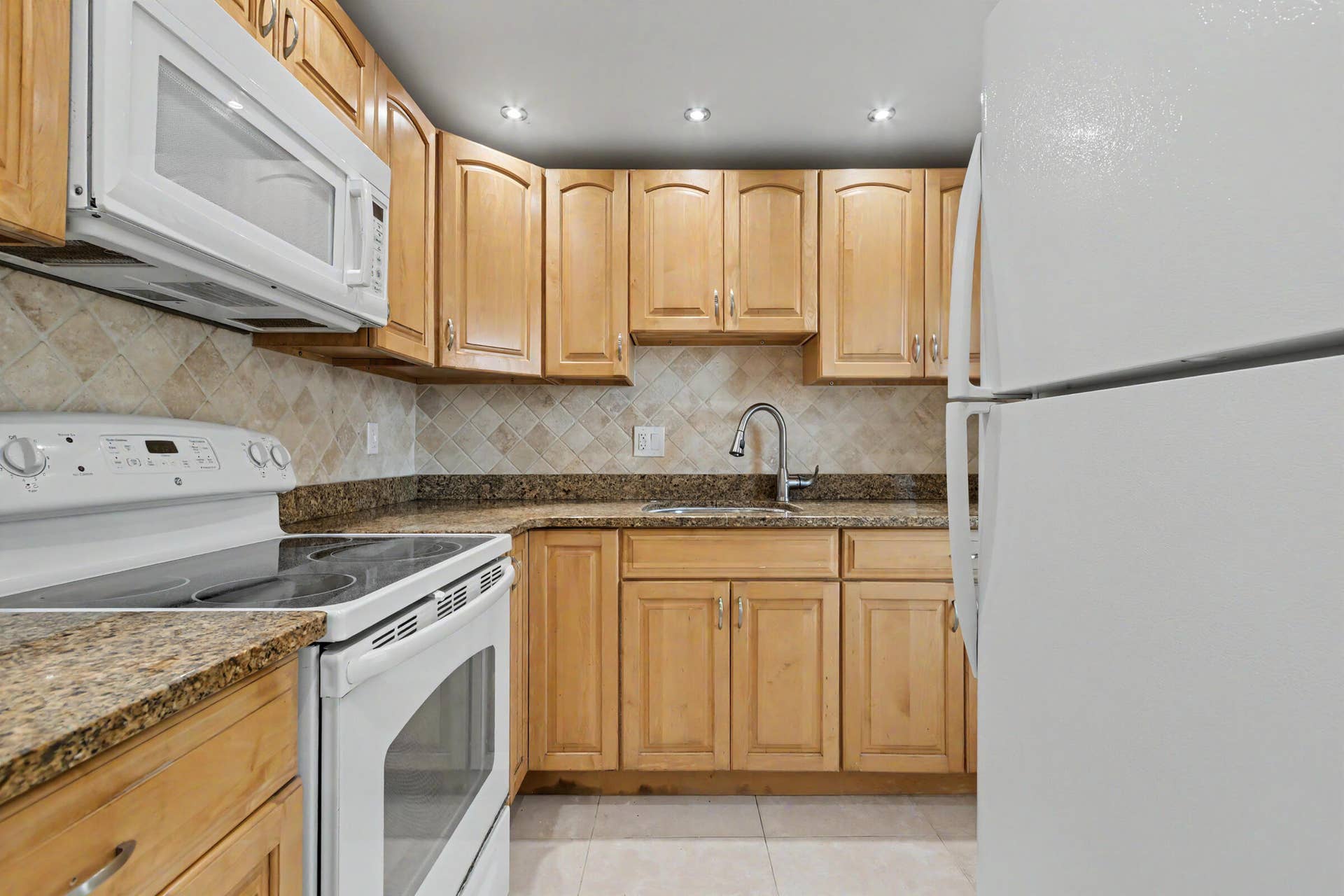 2555 NE 11TH Street, #906, Fort Lauderdale, FL 33304 Kitchen