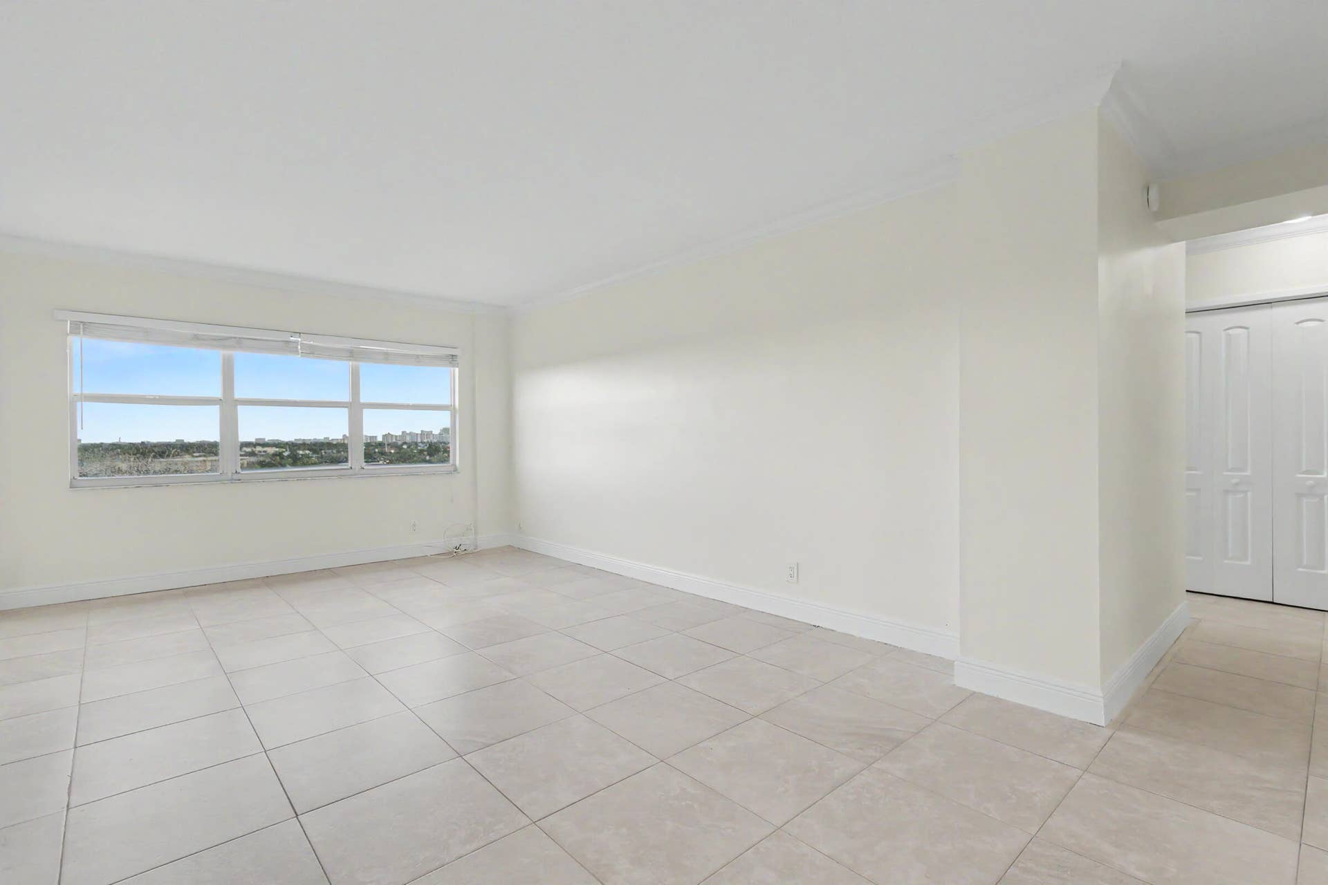 2555 NE 11TH Street, #906, Fort Lauderdale, FL 33304 Living Room area