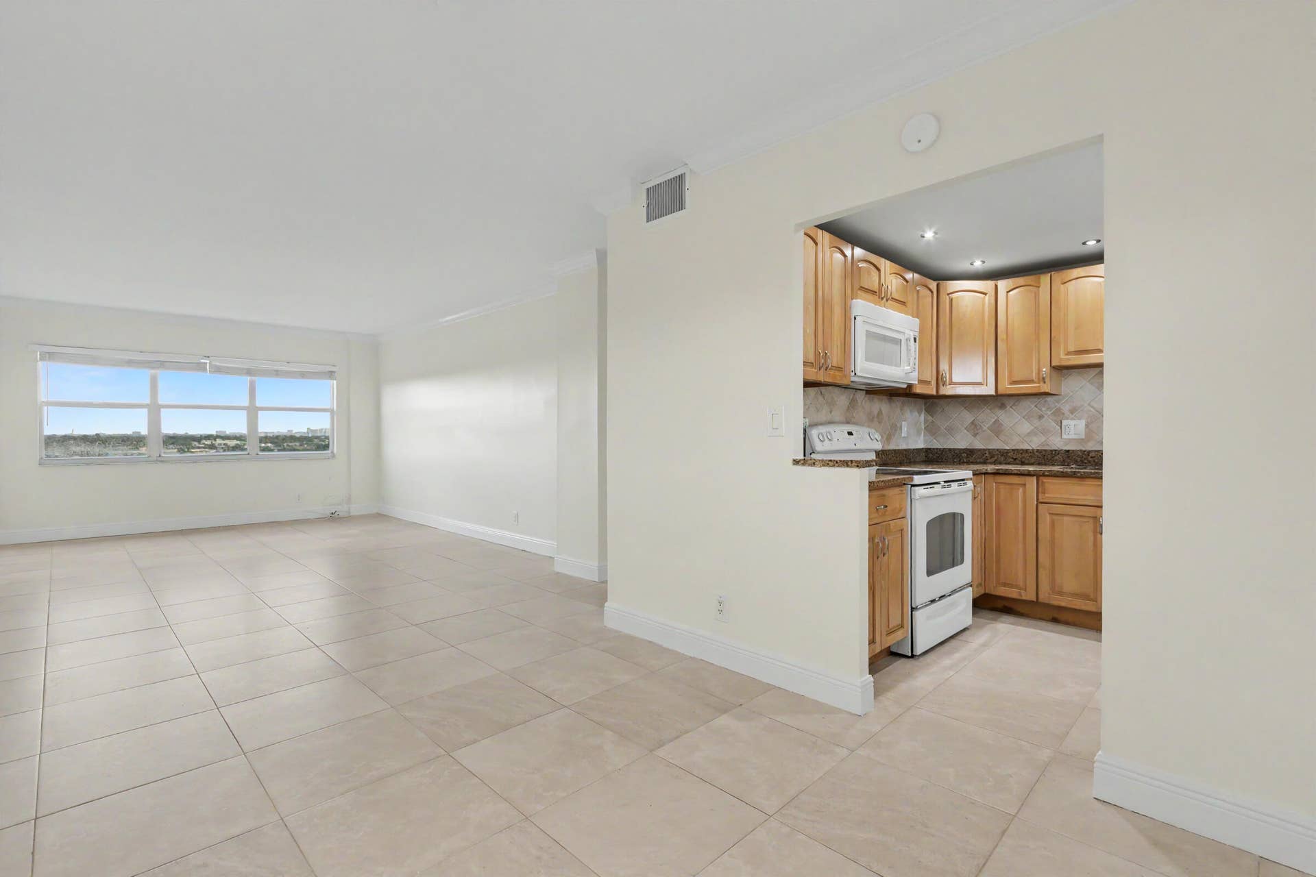 2555 NE 11TH Street, #906, Fort Lauderdale, FL 33304 Kitchen Entry