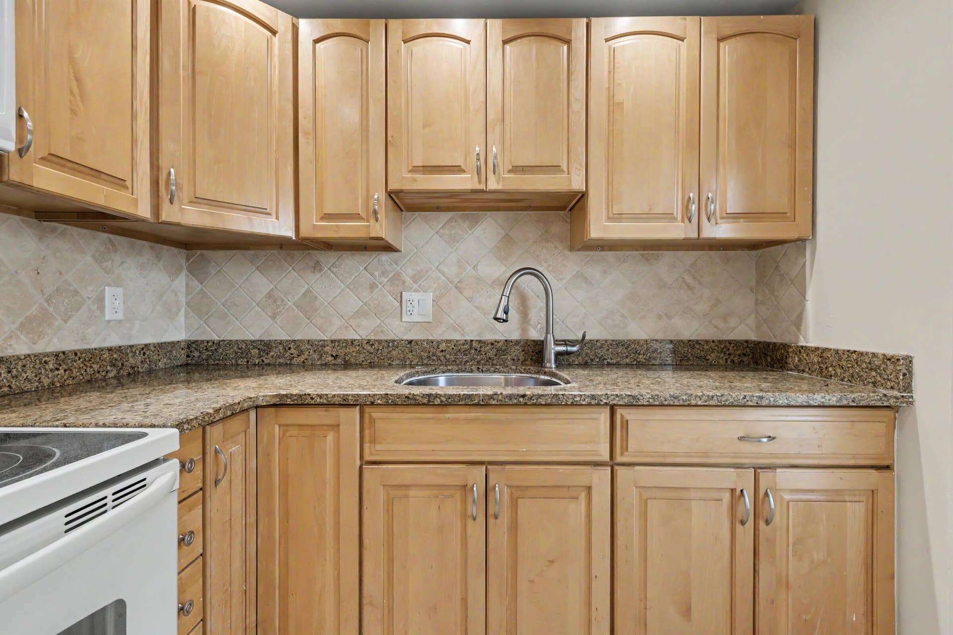 2555 NE 11TH Street, #906, Fort Lauderdale, FL 33304 Kitchen
