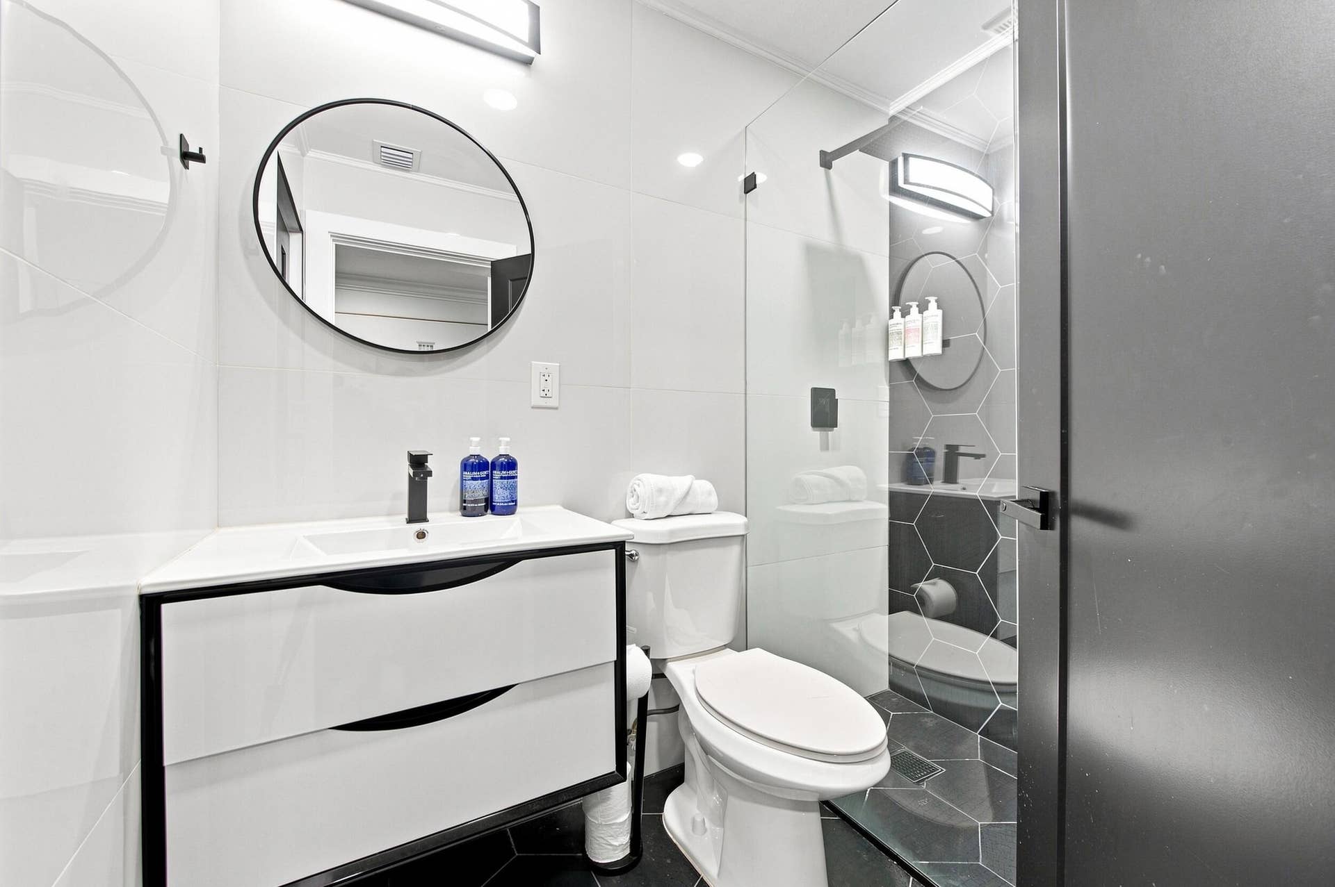 2457 NE 27th Terrace, Fort Lauderdale, FL 33305 Hallway bathroom