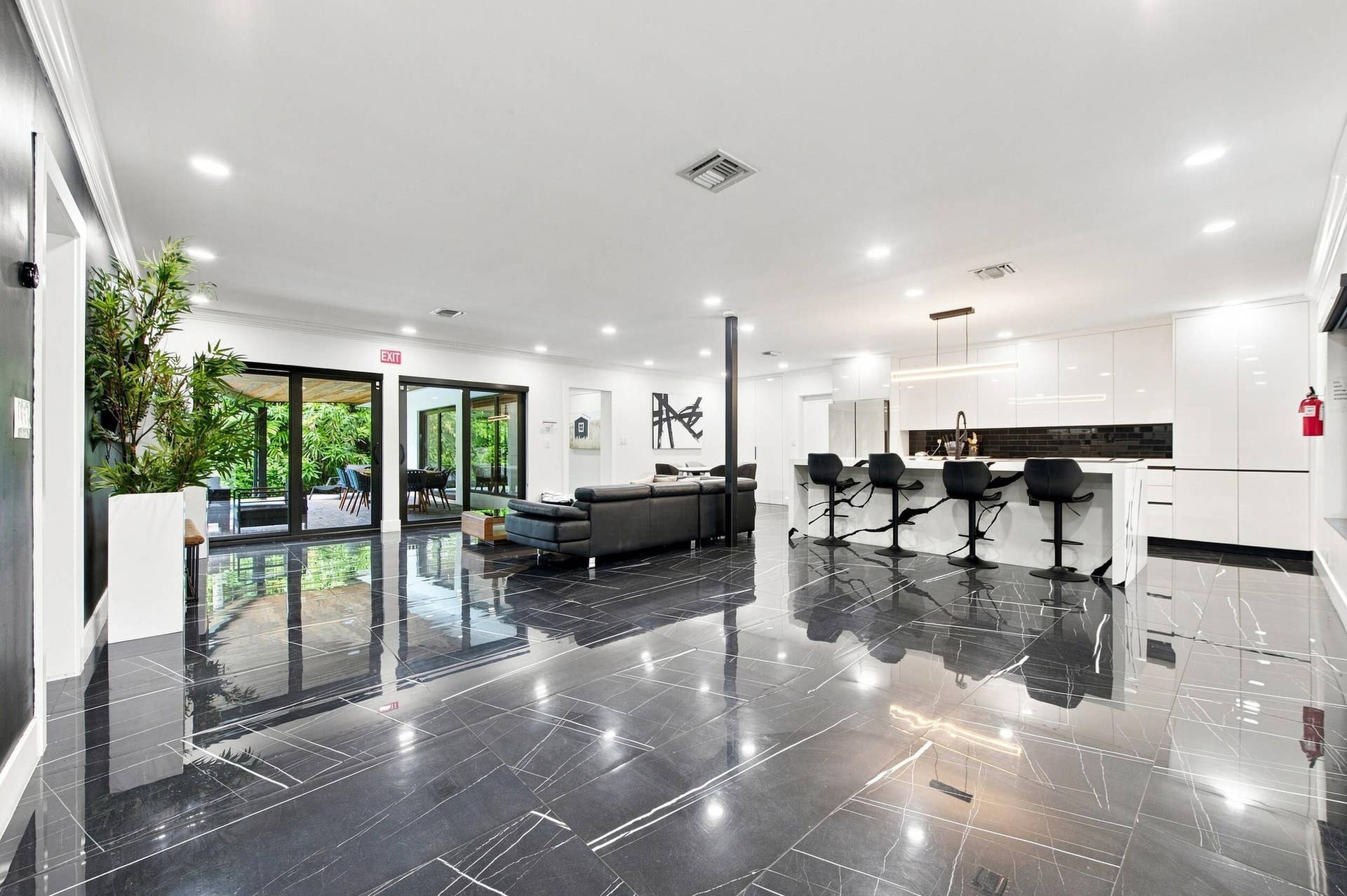 2457 NE 27th Terrace, Fort Lauderdale, FL 33305 Kitchen / Family