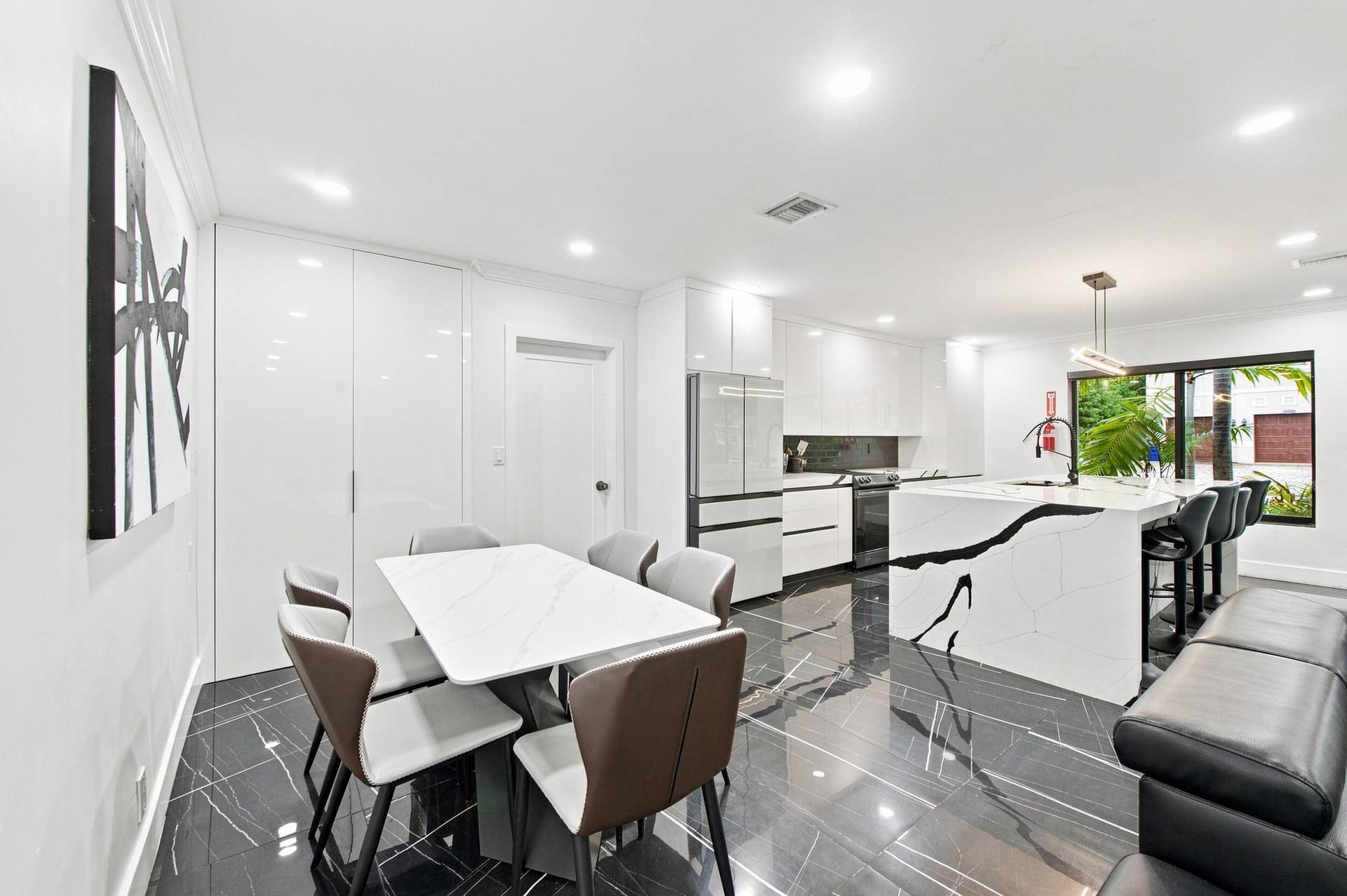 2457 NE 27th Terrace, Fort Lauderdale, FL 33305 Dining