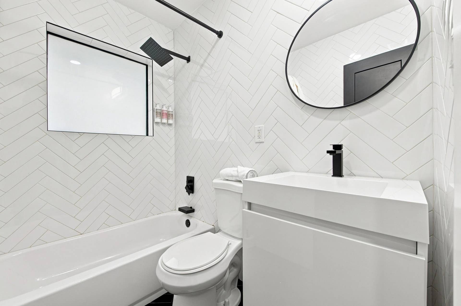 2457 NE 27th Terrace, Fort Lauderdale, FL 33305 Bathroom between Secondary Bedrooms