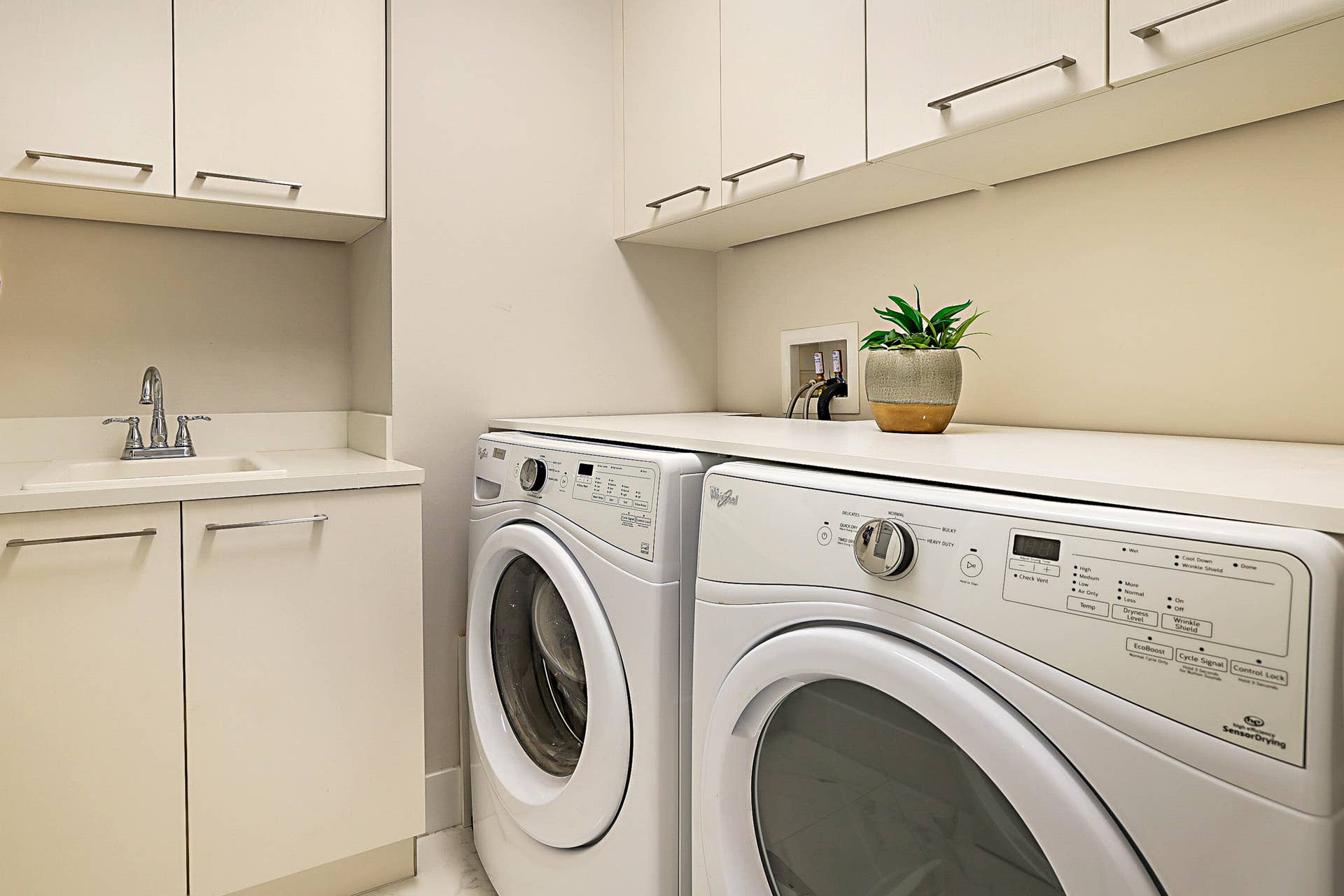 2 Water Club Way, #1604, North Palm Beach, FL 33408 Laundry Room