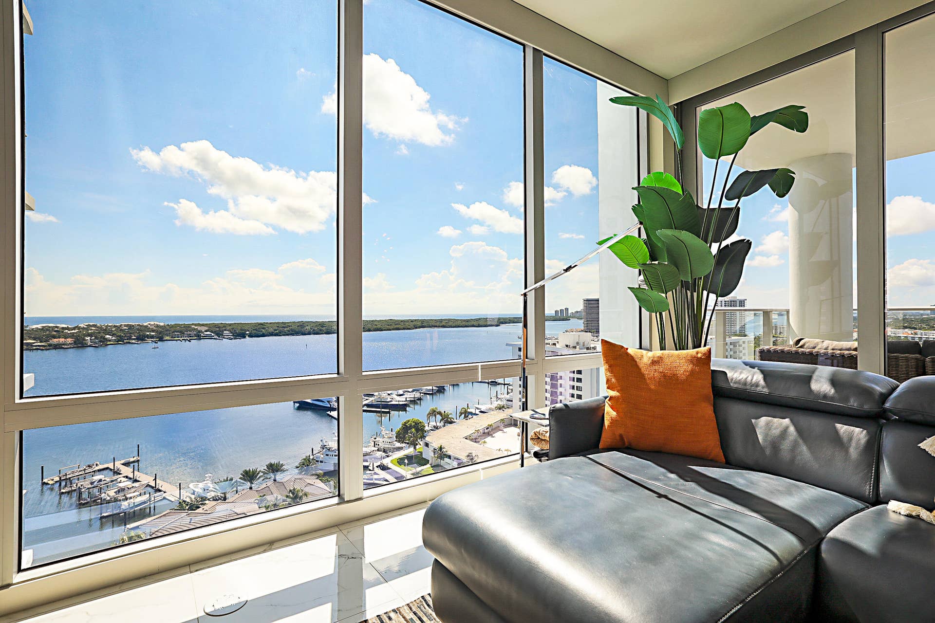 2 Water Club Way, #1604, North Palm Beach, FL 33408 Living room