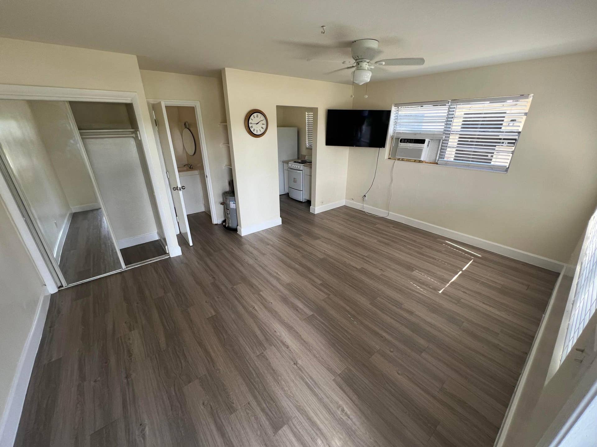 1150 W Blue Heron Boulevard, #6, Riviera Beach, FL 33404 Living Area