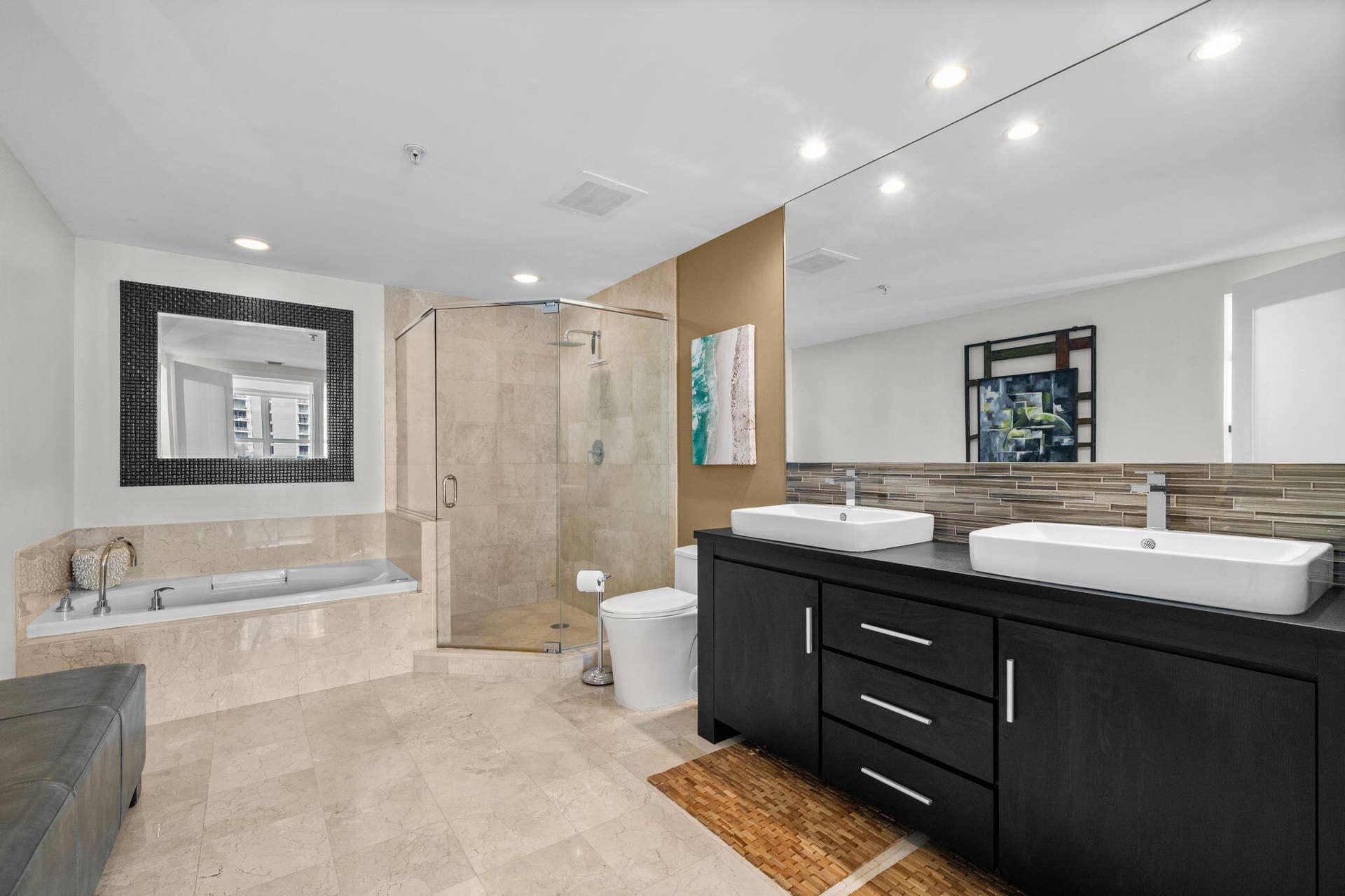 350 SE 2ND Street, #2040, Fort Lauderdale, FL 33301 Primary Bathroom - Dual sinks, shower & tub