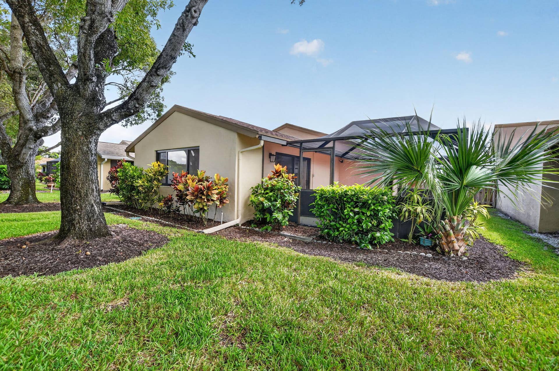 818 NW 26th Avenue, Delray Beach, FL 33445 Well landscaped backyard.