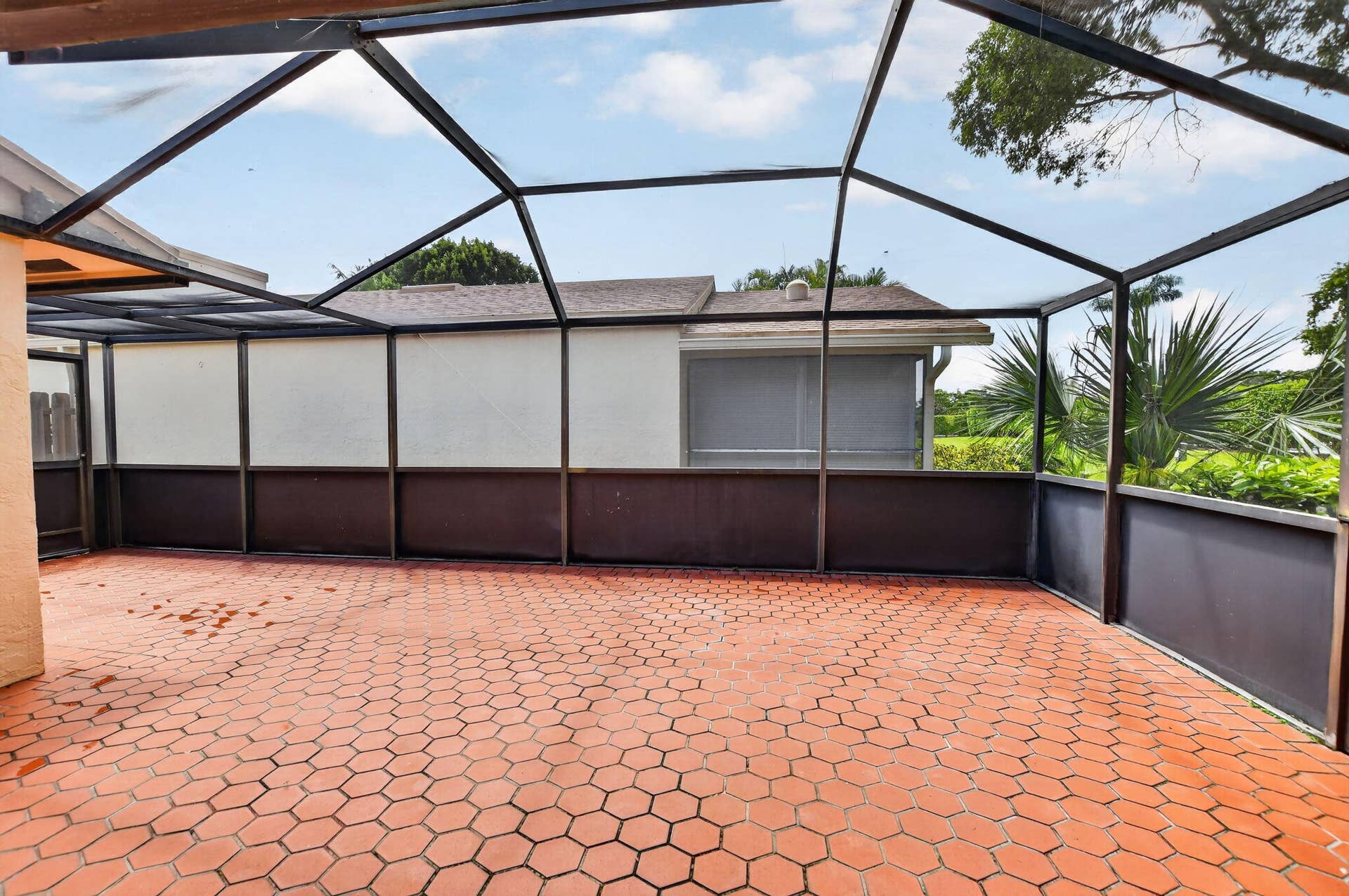 818 NW 26th Avenue, Delray Beach, FL 33445 Large screened patio great for entertaining