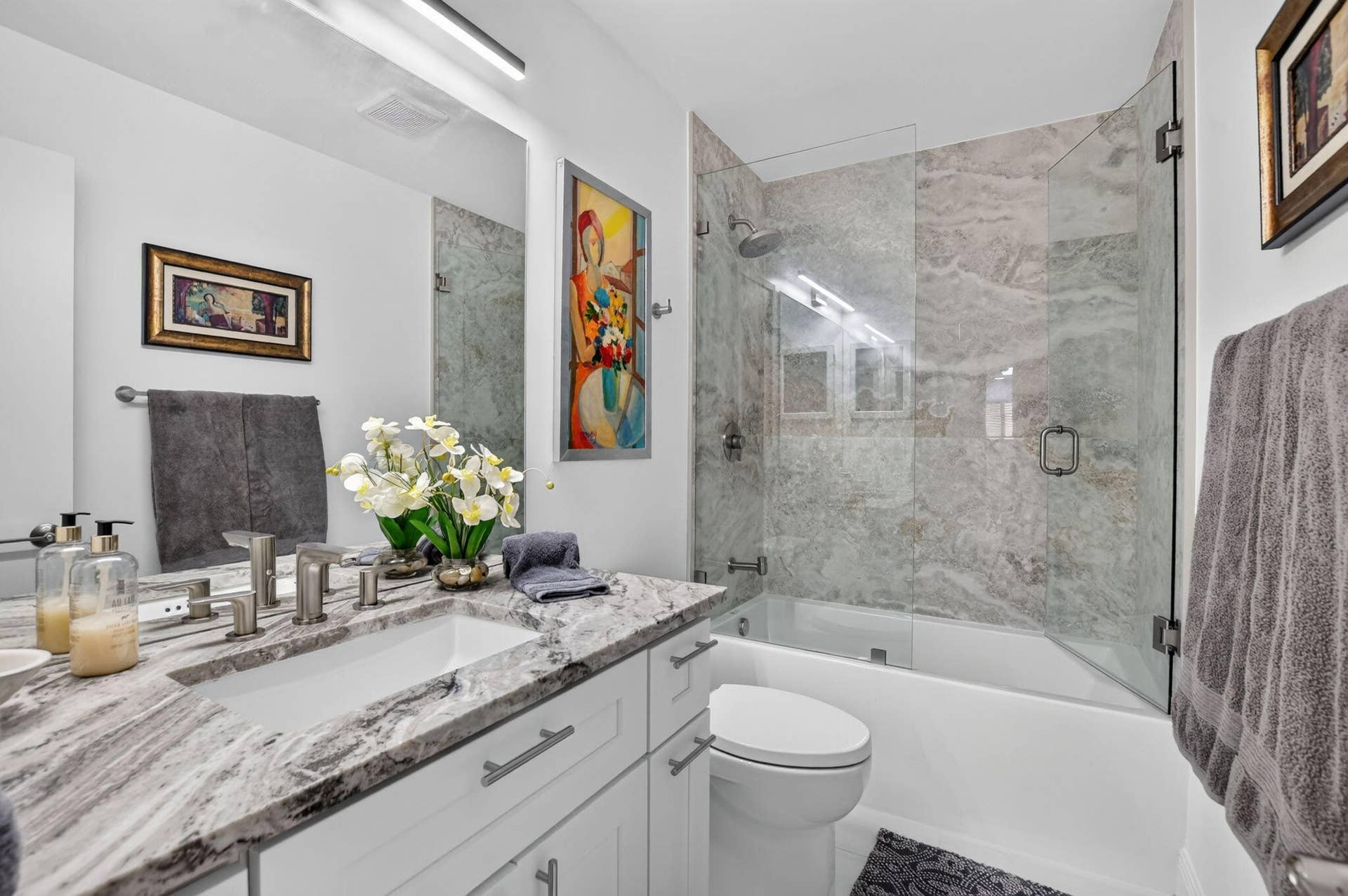 818 NW 26th Avenue, Delray Beach, FL 33445 Guest bath features deep saoker tub