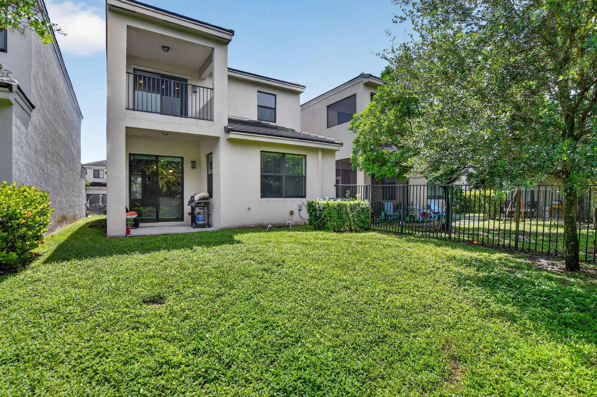 357 NW 36th Avenue, Pompano Beach, FL 33069 Yard.