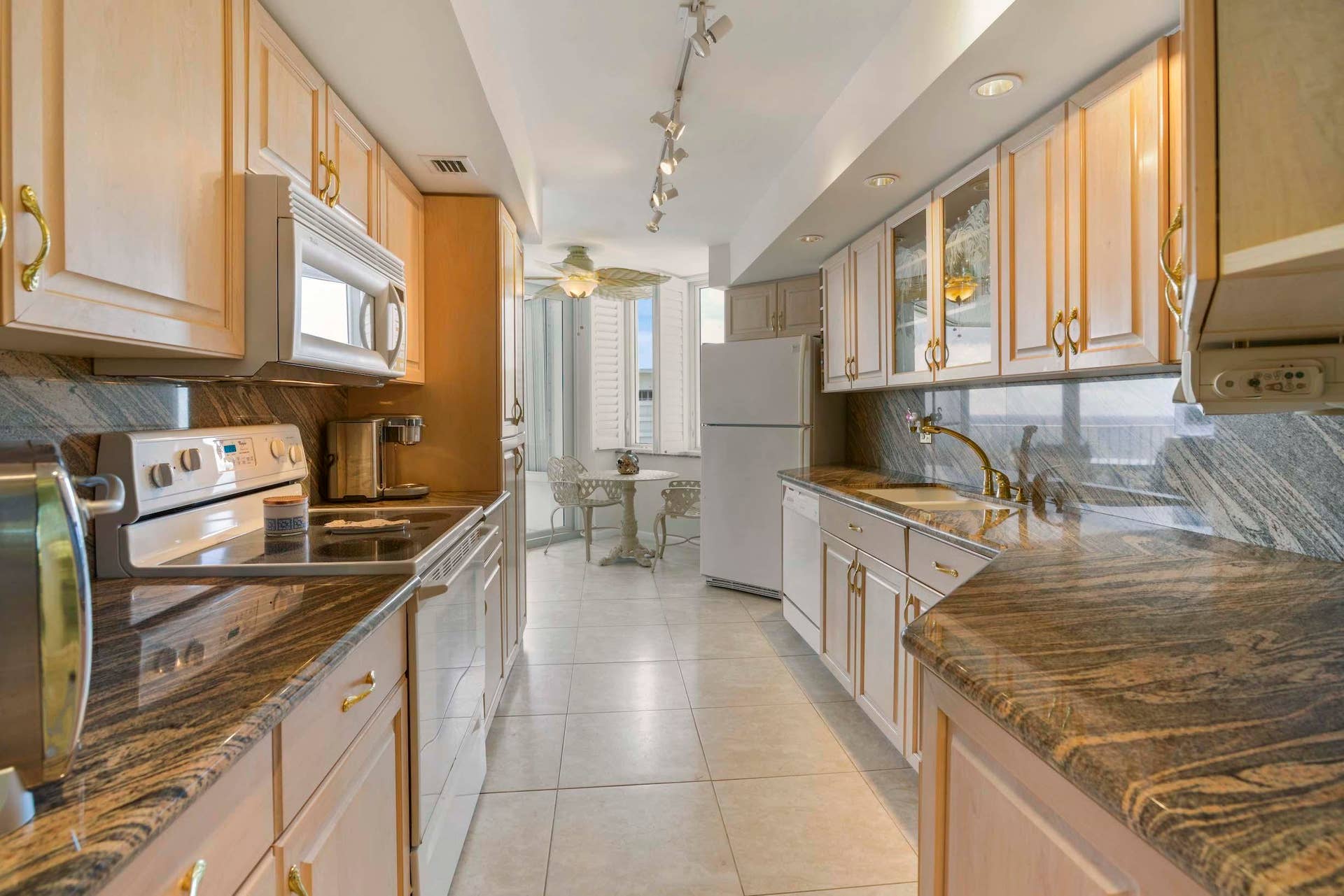 500 S Ocean Boulevard, #2204, Boca Raton, FL 33432 Kitchen
