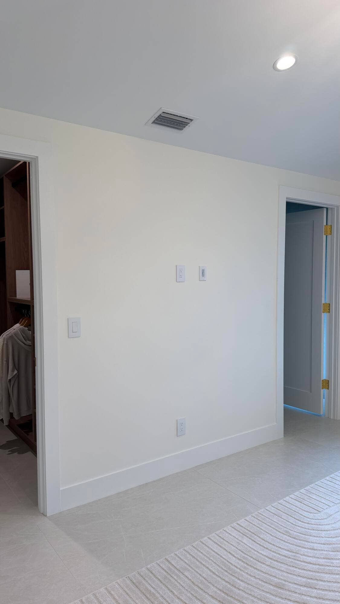Living room and 4 bedrooms equipped for TV