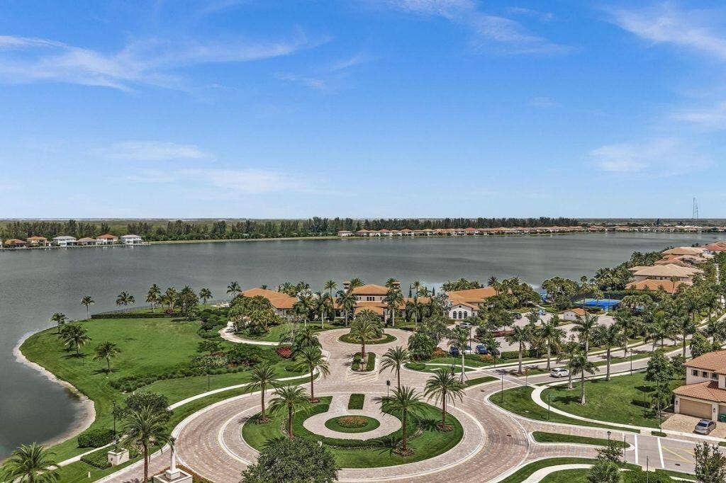 12143 S Baypoint Circle, Parkland, FL 33076 Aerial perspective showcasing a waterfront community with extensive lake frontage