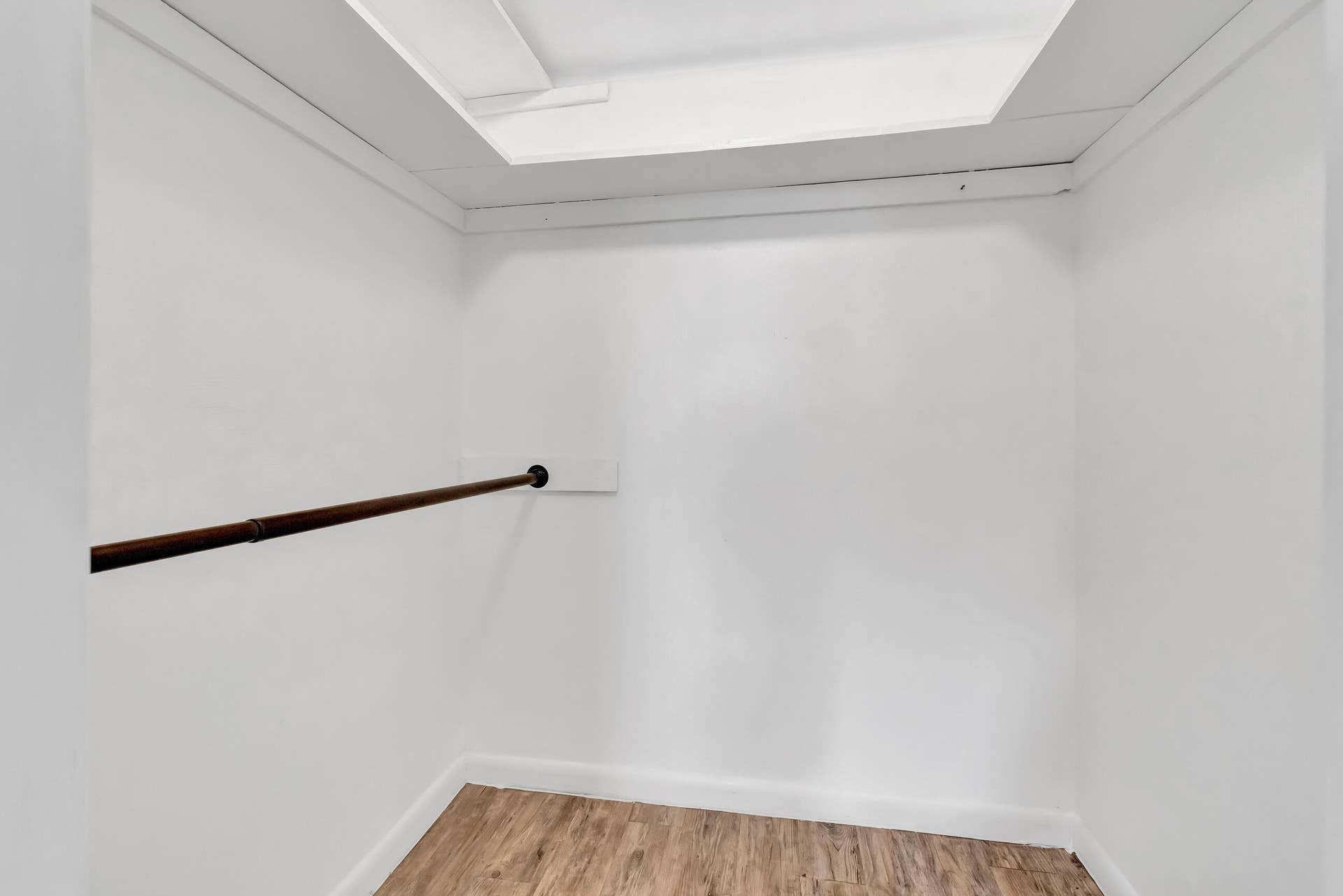2161 NE 42nd Court, #116, Lighthouse Point, FL 33064 Integrated hanging rod and wood-finish flooring