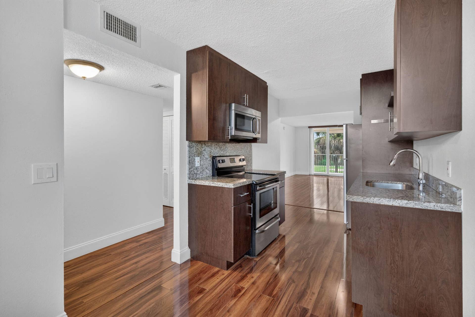 250 Jacaranda Drive, #411, Plantation, FL 33324 03 Kitchen