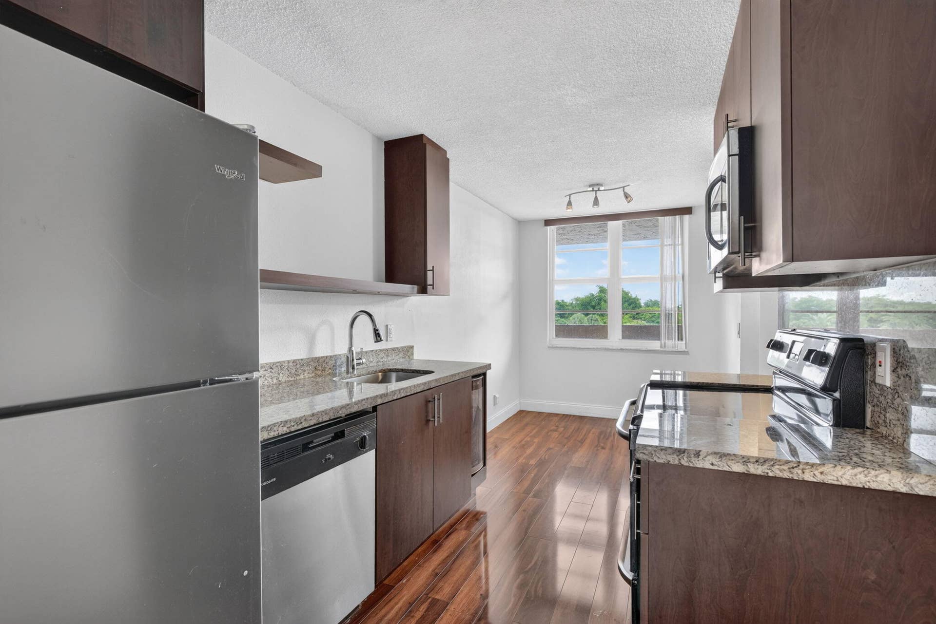 250 Jacaranda Drive, #411, Plantation, FL 33324 02 Kitchen