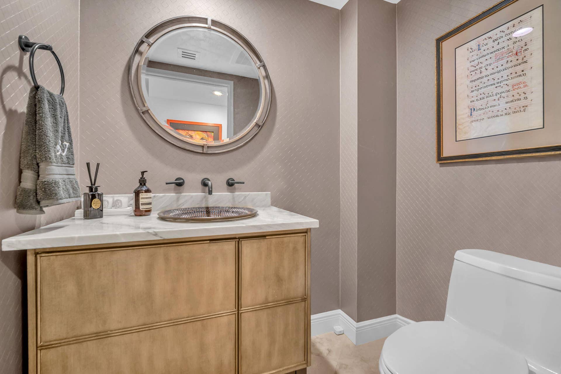 333 LAS OLAS Way, #3502, Fort Lauderdale, FL 33301 half bath guest 5279
