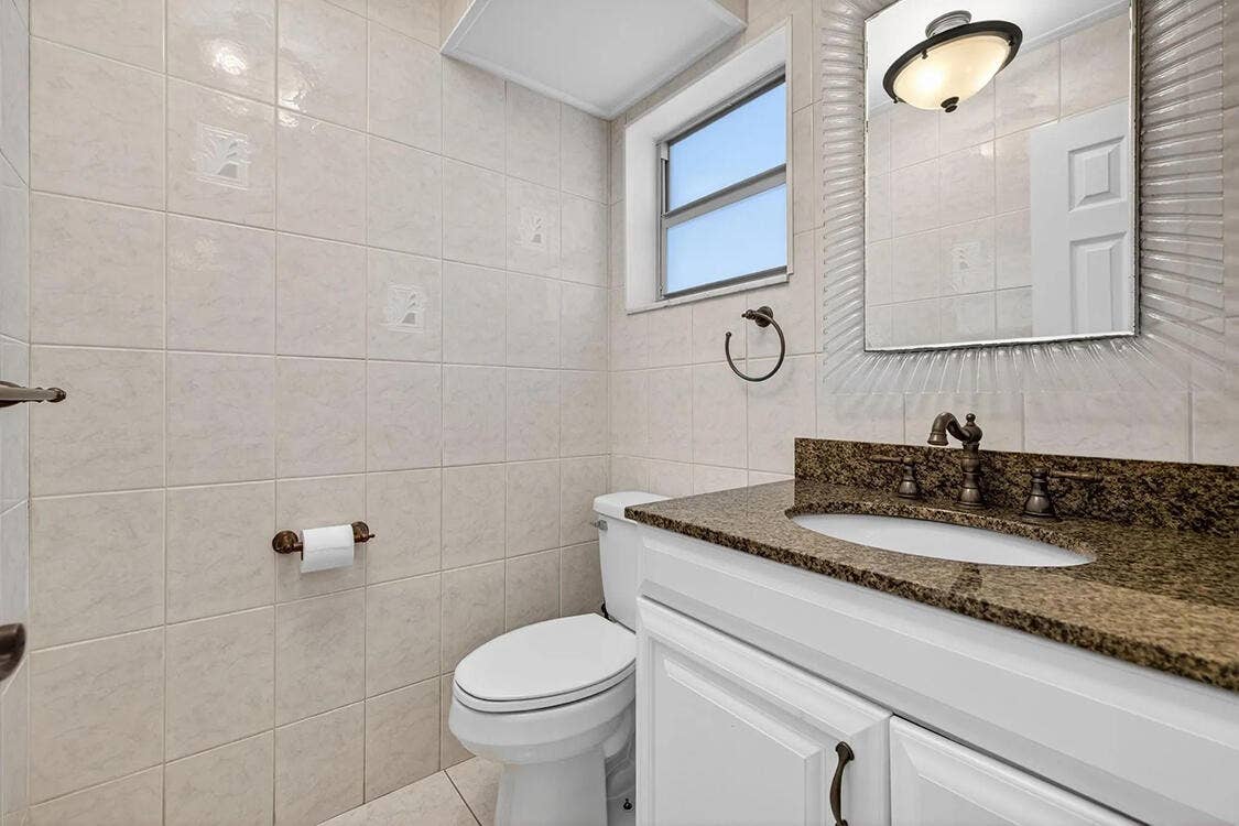 1541 S OCEAN Boulevard, #122, Lauderdale By The Sea, FL 33062 guest bathroom