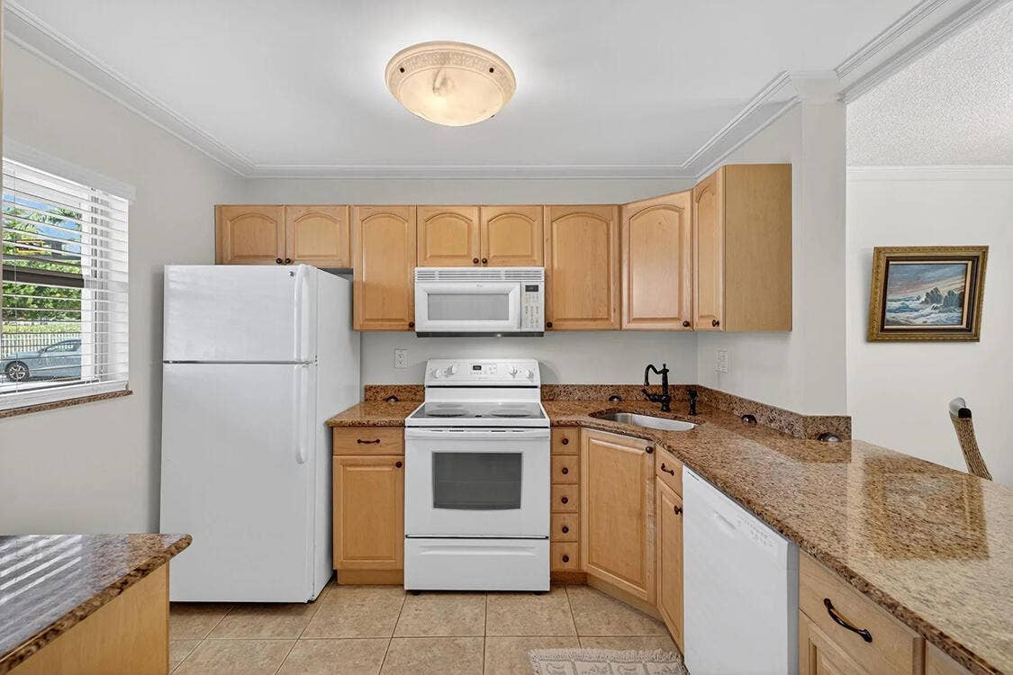 1541 S OCEAN Boulevard, #122, Lauderdale By The Sea, FL 33062 kitchen