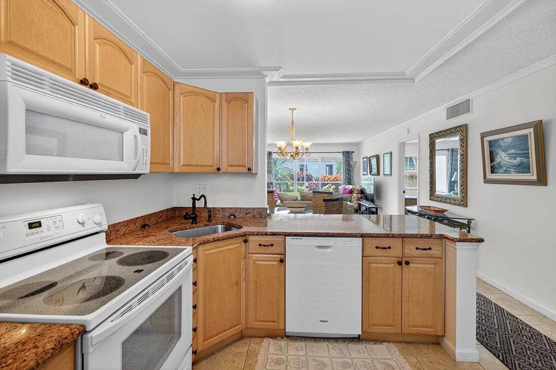 1541 S OCEAN Boulevard, #122, Lauderdale By The Sea, FL 33062 kitchen