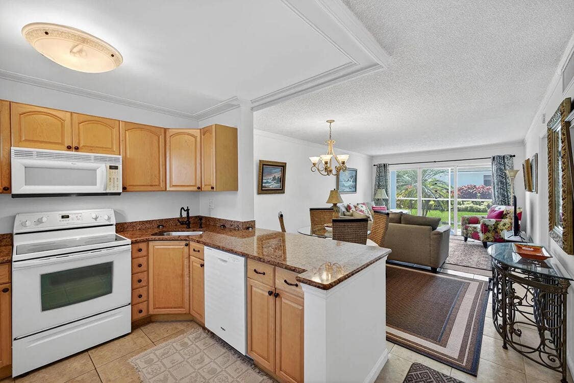 1541 S OCEAN Boulevard, #122, Lauderdale By The Sea, FL 33062 kitchen/living room