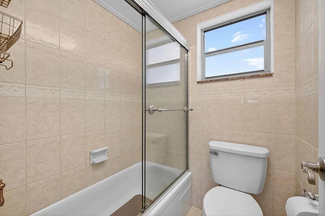 1541 S OCEAN Boulevard, #122, Lauderdale By The Sea, FL 33062 main bathroom