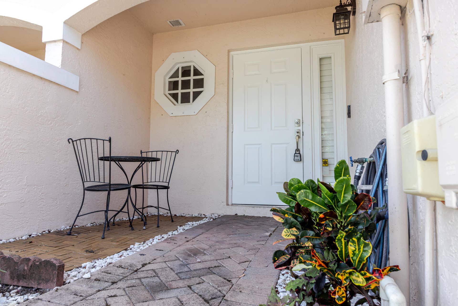 COVERED ENTRY WITH GARDEN