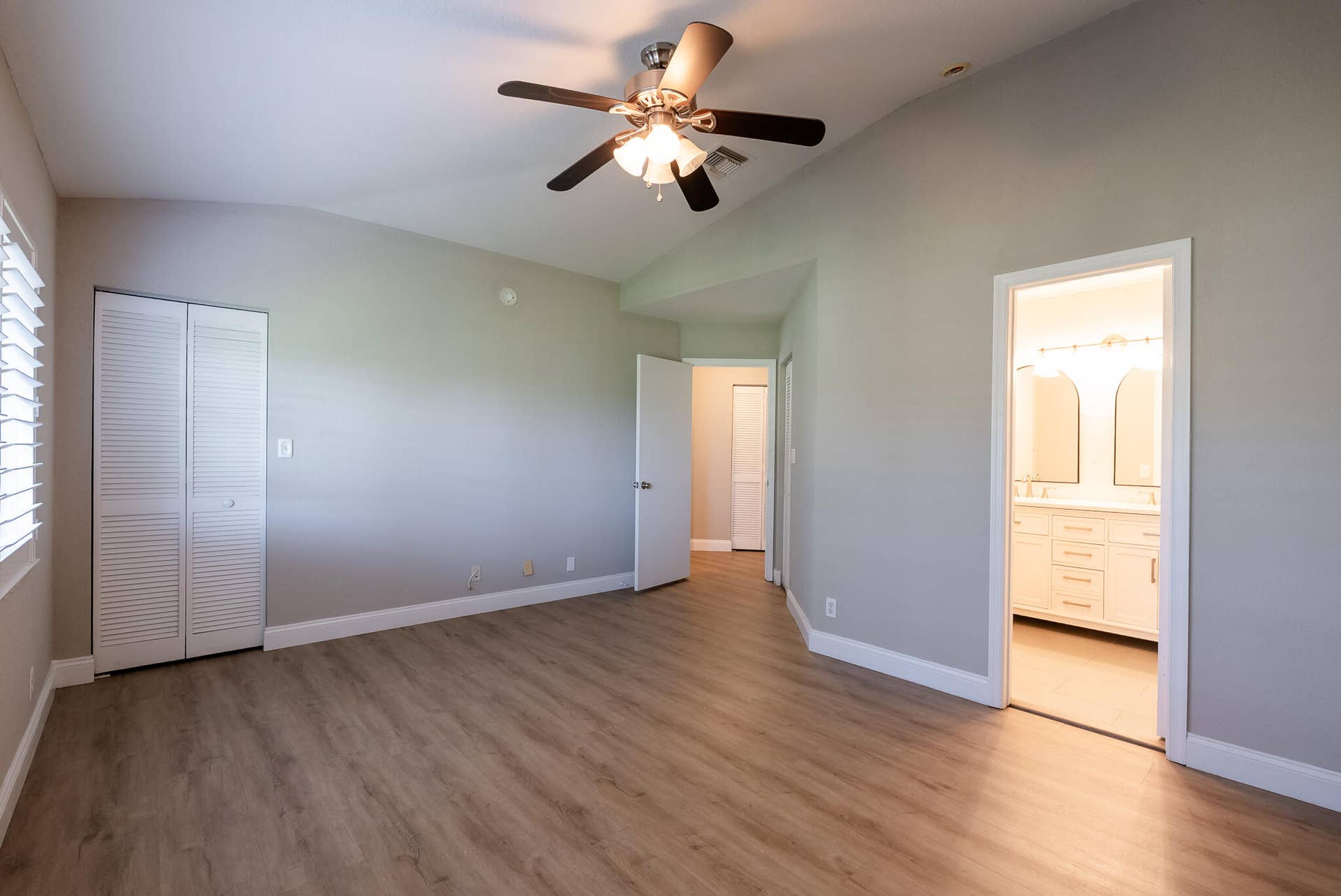 WOOD LOOK LAMINATE FLOORING