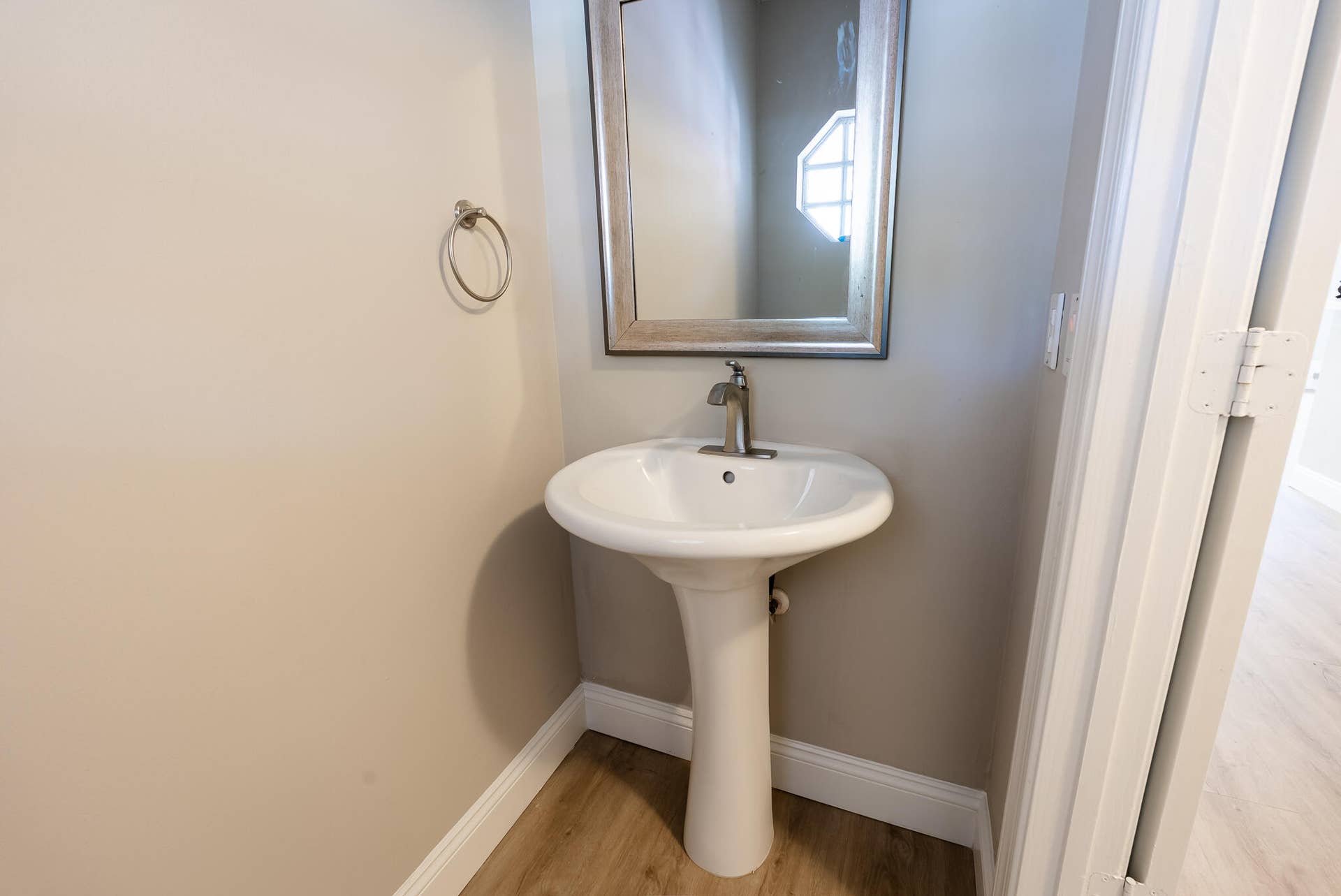 PEDESTAL SINK