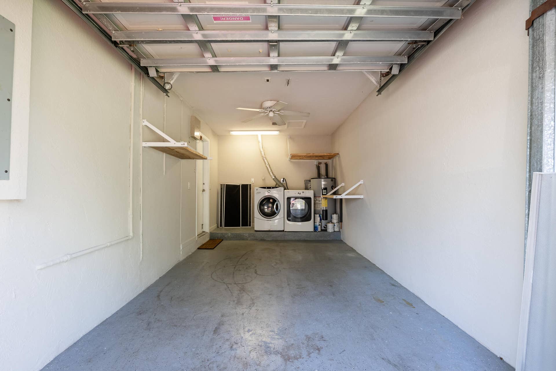 GARAGE WITH FAN!
