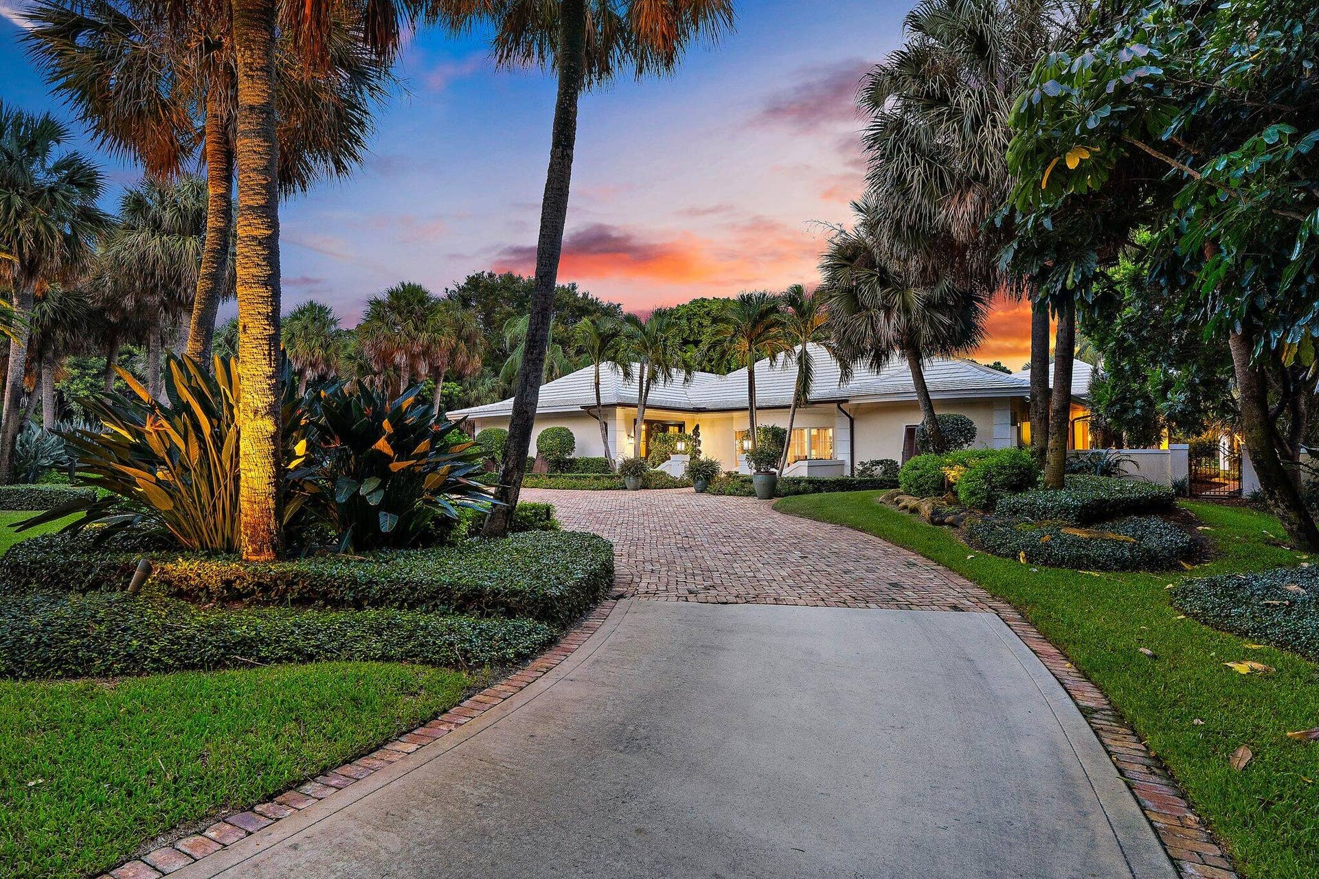 12420 Plantation Lane, North Palm Beach, FL 33408 Grand Circular Driveway