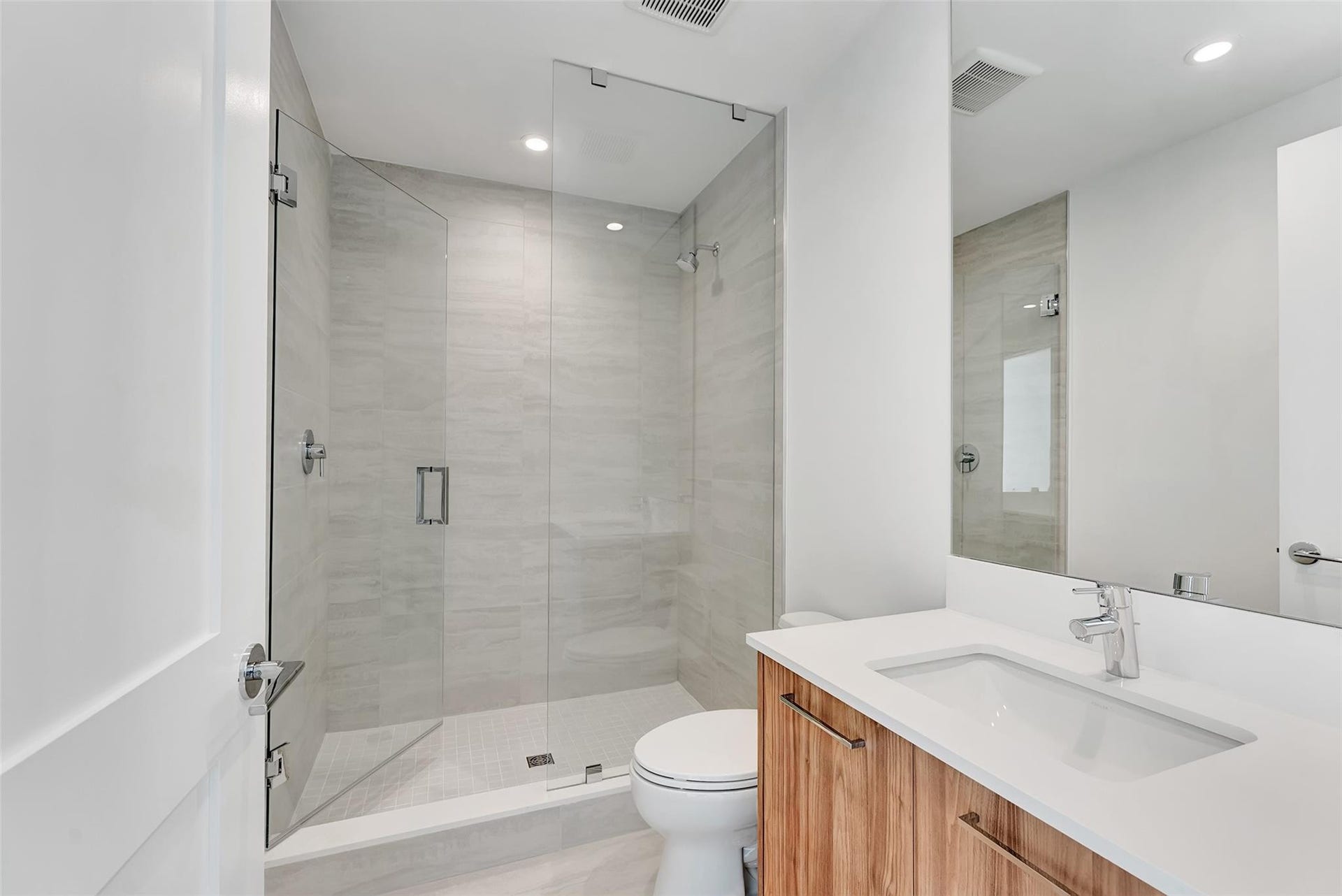 SECOND IN-SUITE FULL SIZE BATHROOM